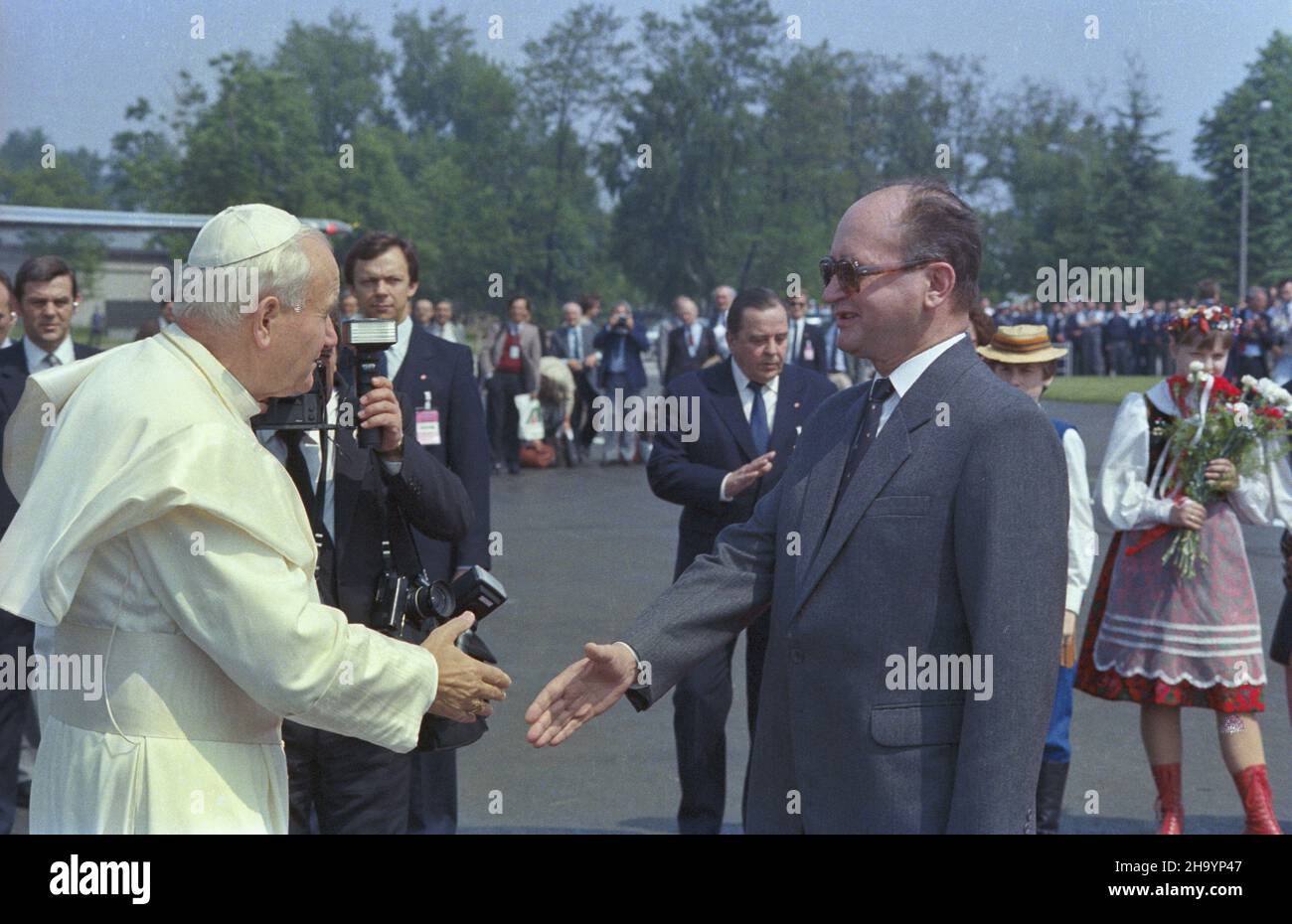 Warszawa 08.06.1987. III pielgrzymka papie¿a Jana Paw³a II do Polski. Powitanie Ojca Œwiêtego na lotnisku wojskowym Okêcie. Nz. Jan Pawe³ II i przewodnicz¹cy Rady Pañstwa genera³ Wojciech Jaruzelski. ka  PAP/Jan Morek         Warsaw, 8 June 1987. Pope John Paul II arrives at Okecie Military Airport for his third pilgrimage to Poland. Pictured: John Paul II and Polish Head of State General Wojciech Jaruzelski.  ka  PAP/Jan Morek Stock Photo