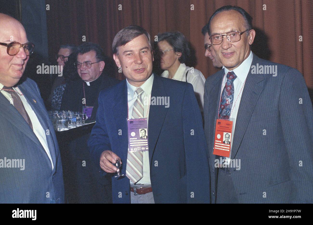 Warszawa 08.06.1987. III pielgrzymka papie¿a Jana Paw³a II do Polski. Coctail w Hotelu Europejskim. Nz. m.in. redaktor naczelny Polskiej Agencji Interpress Jan Grzelak (2P). ka  PAP/Jerzy Ochoñski         Warsaw, 8 June 1987. Pope John Paul II's third pilgrimage to Poland. Pictured: Polish Interpress Agency head Jan Grzelak (2R) at a reception in the Hotel Europejski.  ka  PAP/Jerzy Ochocinski Stock Photo