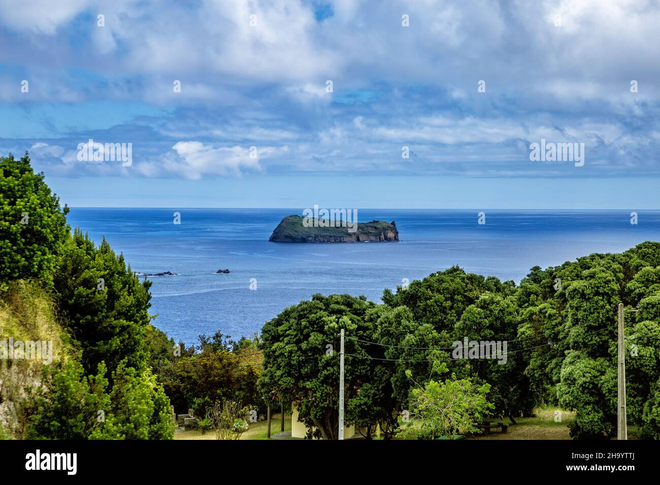 Island Ilhéu de Vila Franca, São Miguel Island, Azores, Açores, Portugal, Europe.   Island in front of the town of Vila Franca do Campo. Stock Photo
