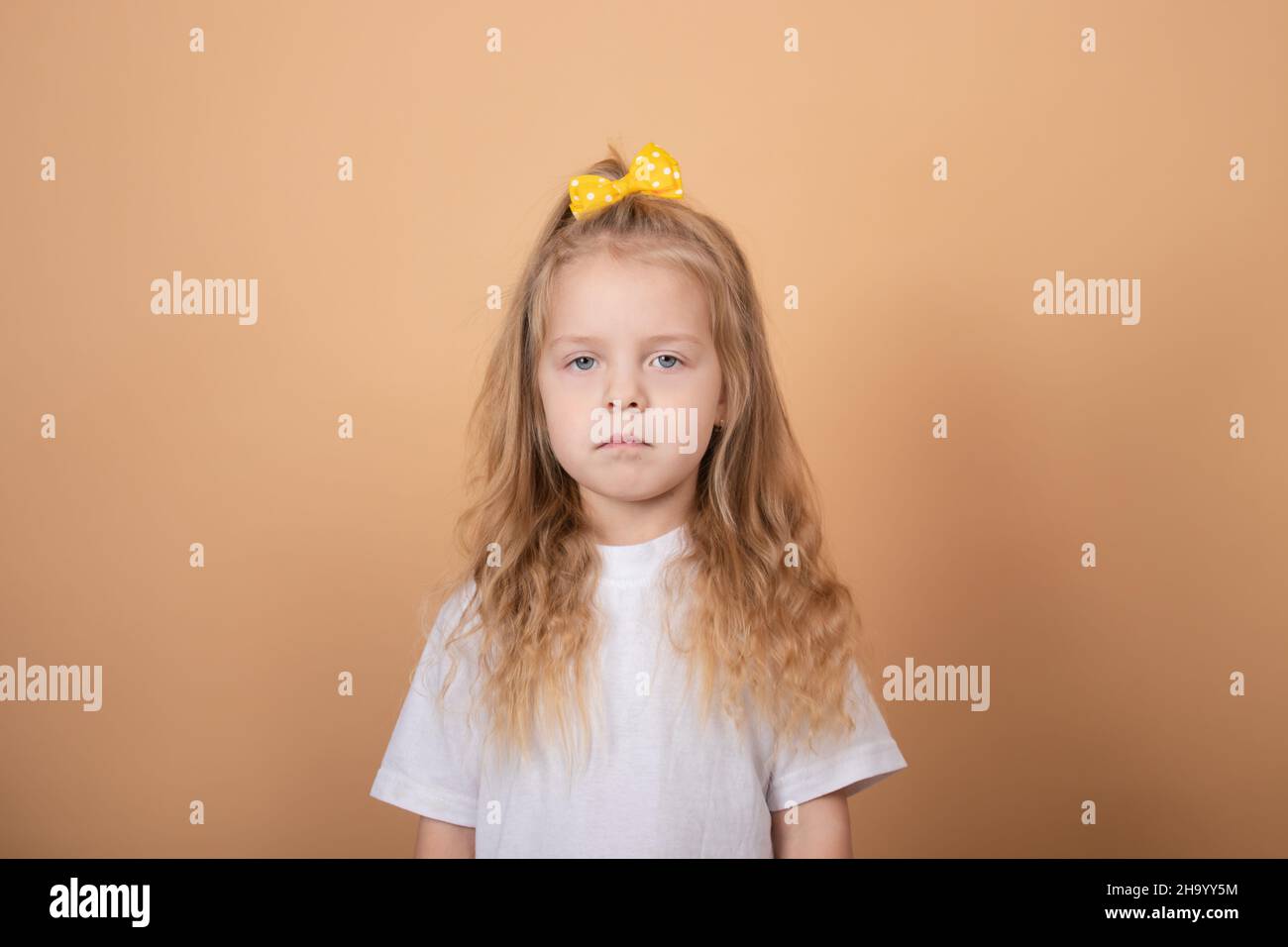 Little girl with ponytail and red bow hi-res stock photography and images -  Alamy