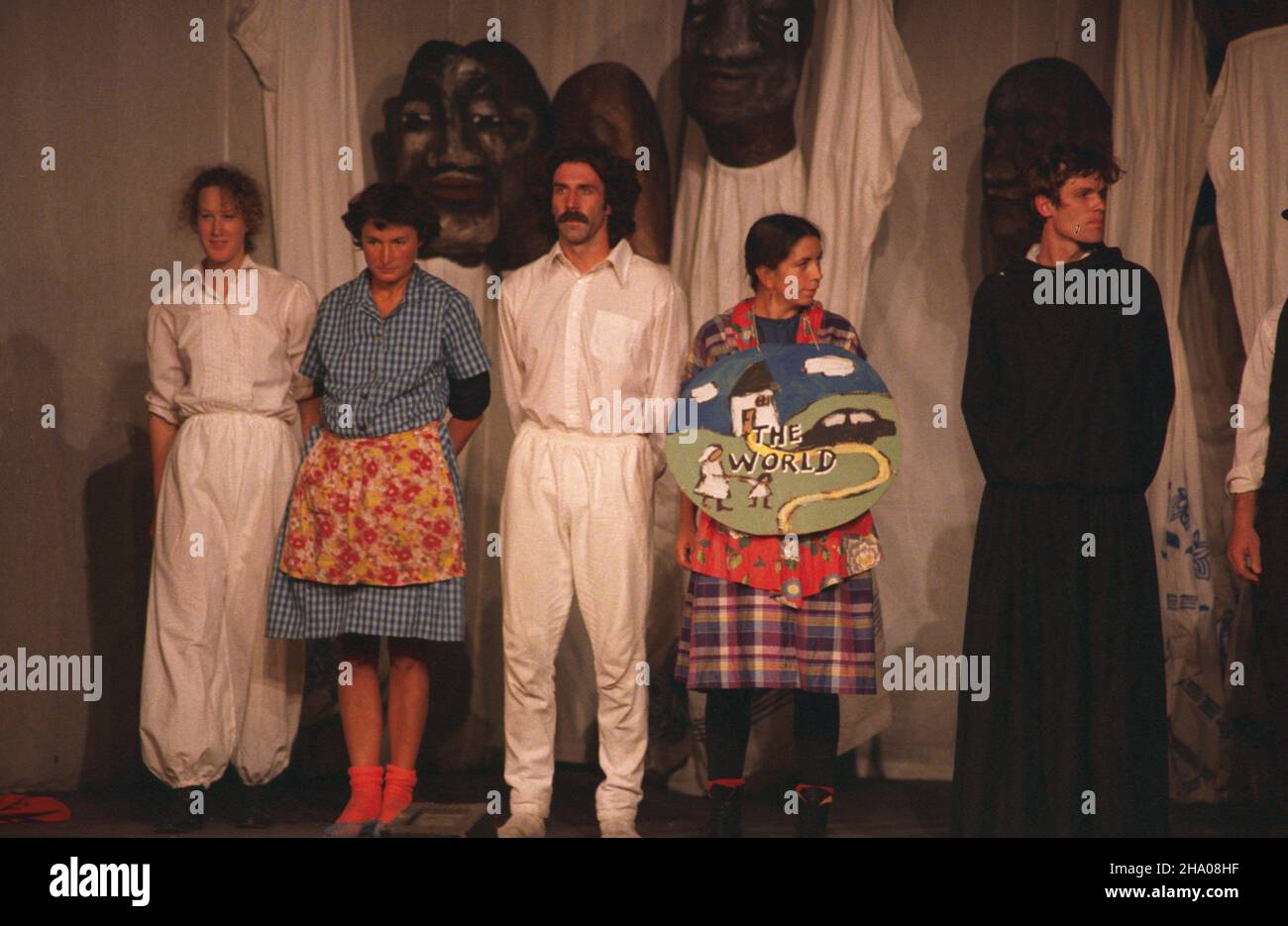 Wroc³aw 1987. Sztuka pt. Kosmos, autorstawa i w re¿yserii Wies³awa Hudonia w Teatrze Wspó³czesnym im. Edmunda Wierciñskiego. uu  PAP/Maciej Musia³    Dok³adny miesi¹c i dzieñ wydarzenia nieustalone.         Wroclaw 1987. The play entitled Cosmos written and directed by Wieslaw Hudon at the Edmund Wiercinski Wspolczesny Theatre.   uu  PAP/Maciej Musial    Exact date unknown. Stock Photo