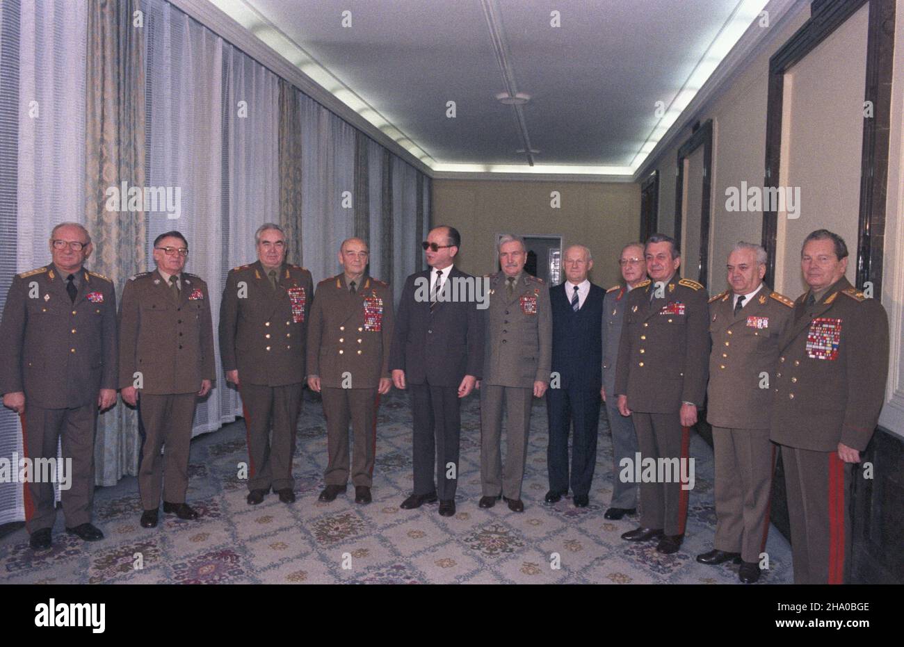 Warszawa 03.12.1986. Spotkanie Komitetu Pañstw Stron Uk³adu Warszawskiego (01-03.12.1986). Nz. minister obrony narodowej Wêgier gen. Ferenc Karpati (1L), minister obrony narodowej Polski gen. Florian Siwicki (2L), dowódca Zjednoczonych Si³ Zbrojnych gen. Wiktor Kulikow (3L),  minister obrony ZSRR gen. Siergiej Soko³ow (4L), przewodnicz¹cy Rady Pañstwa PRL gen. Wojciech Jaruzelski (5L), szef sztabu Zjednoczonych Si³ Zbrojnych Pañstw Stron Uk³adu Warszawskiego gen. Anatolij Gribkow (1P), minister obrony narodowej Rumunii gen. Vasile Milea (2P), minister obrony narodowej Czechos³owacji gen. Milan Stock Photo