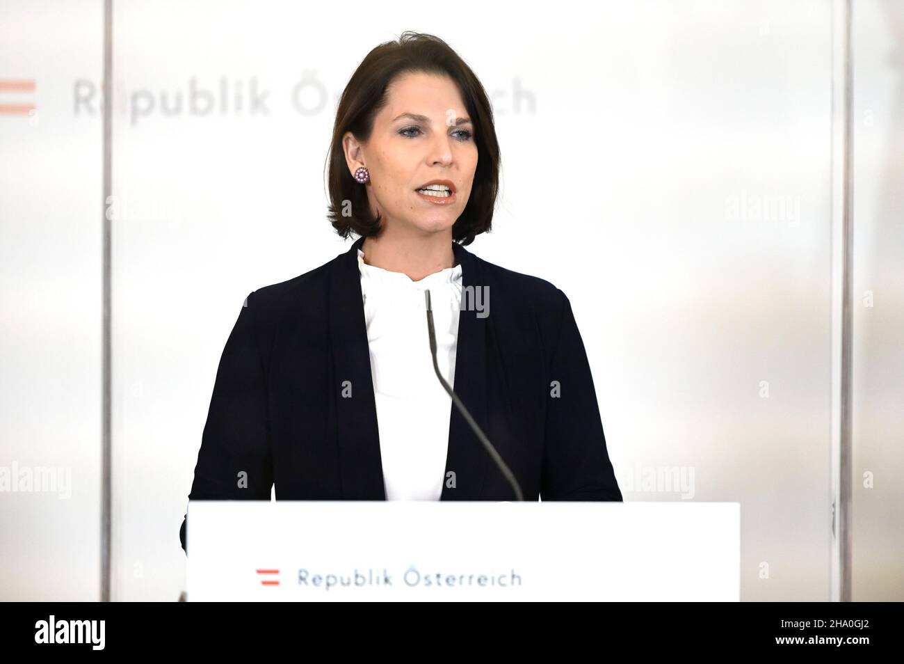 Vienna, Austria. 09 September 2021. Press conference on the subject of mandatory vaccinations in the Federal Chancellery in Vienna with constitution minister Karoline Edtstadler (ÖVP) Stock Photo