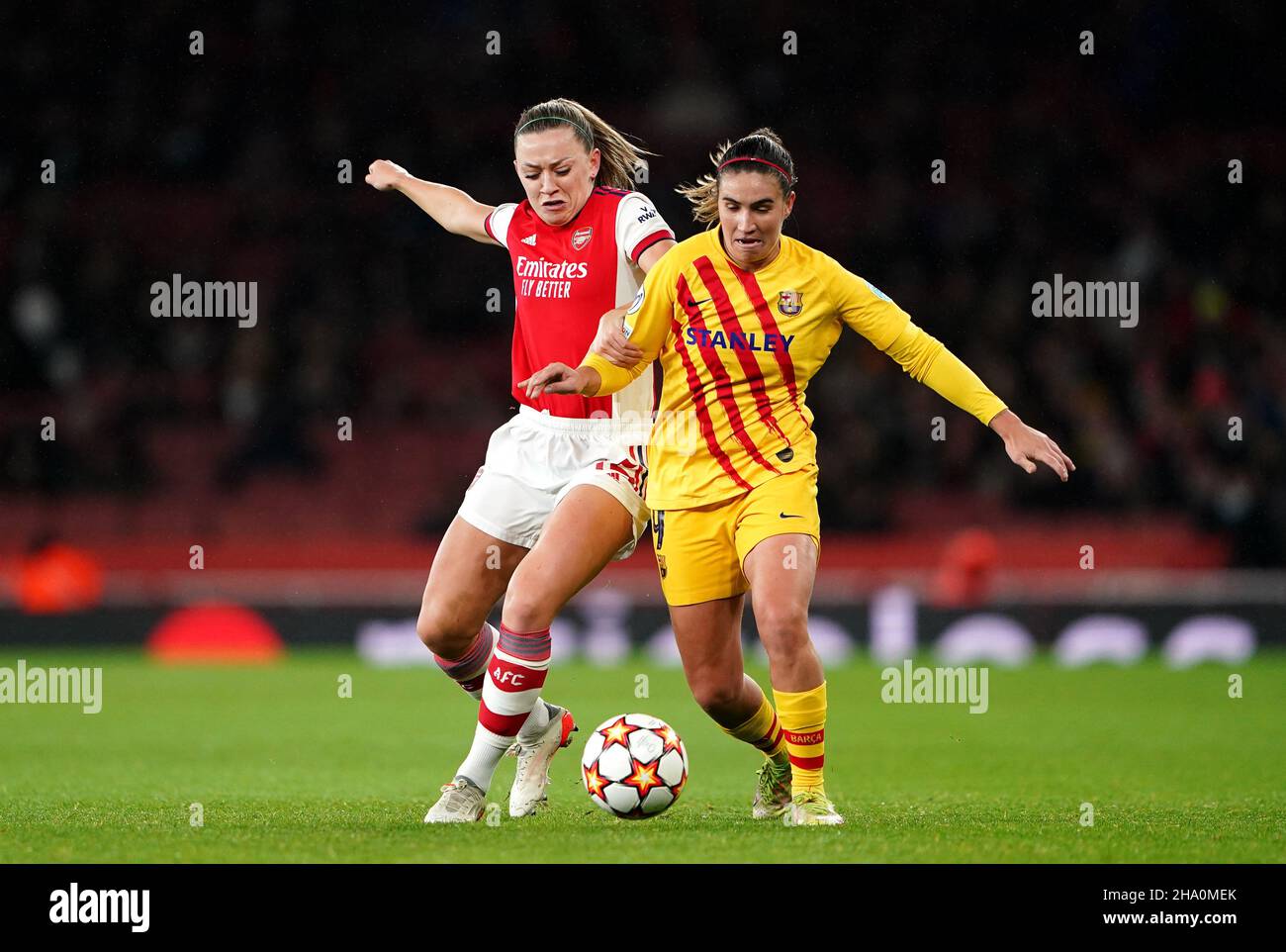 Barcelona's Mariona Caldentey (right) and Arsenal's Katie McCabe battle for the ball during the UEFA Women's Champions League, Group C match at Emirates Stadium, London. Picture date: Thursday December 9, 2021. Stock Photo
