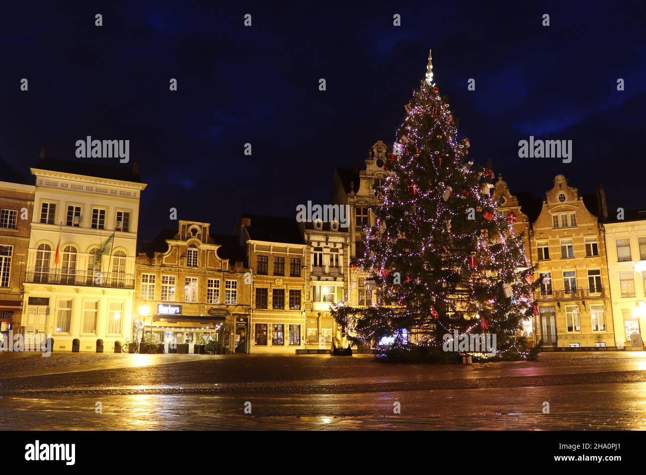 DENDERMONDE, BELGIUM, 4 DECEMBER 2021: Nigh-time view of the Christmas Tree and Lights on the main market square in Dendermonde. Dendermonde is a town Stock Photo