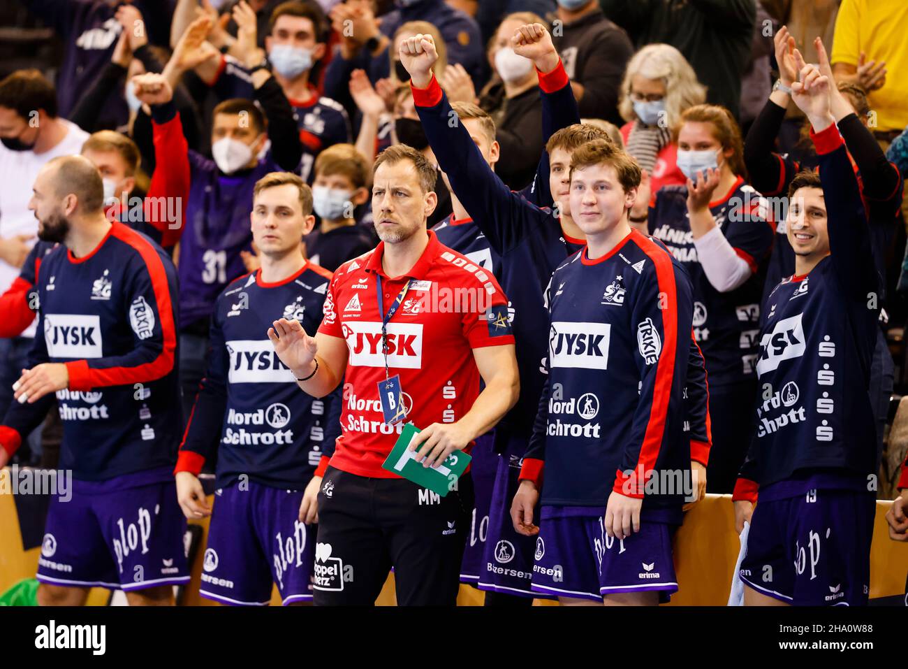 Flensburg, Germany. 09th Dec, 2021. Handball: Champions League, SG Flensburg-Handewitt  - Telekom Veszprem, Group Stage, Group B, Matchday 10, Flens-Arena.  Flensburg's coach Maik Machulla (M) gestures on the sidelines. Credit:  Frank Molter/dpa/Alamy