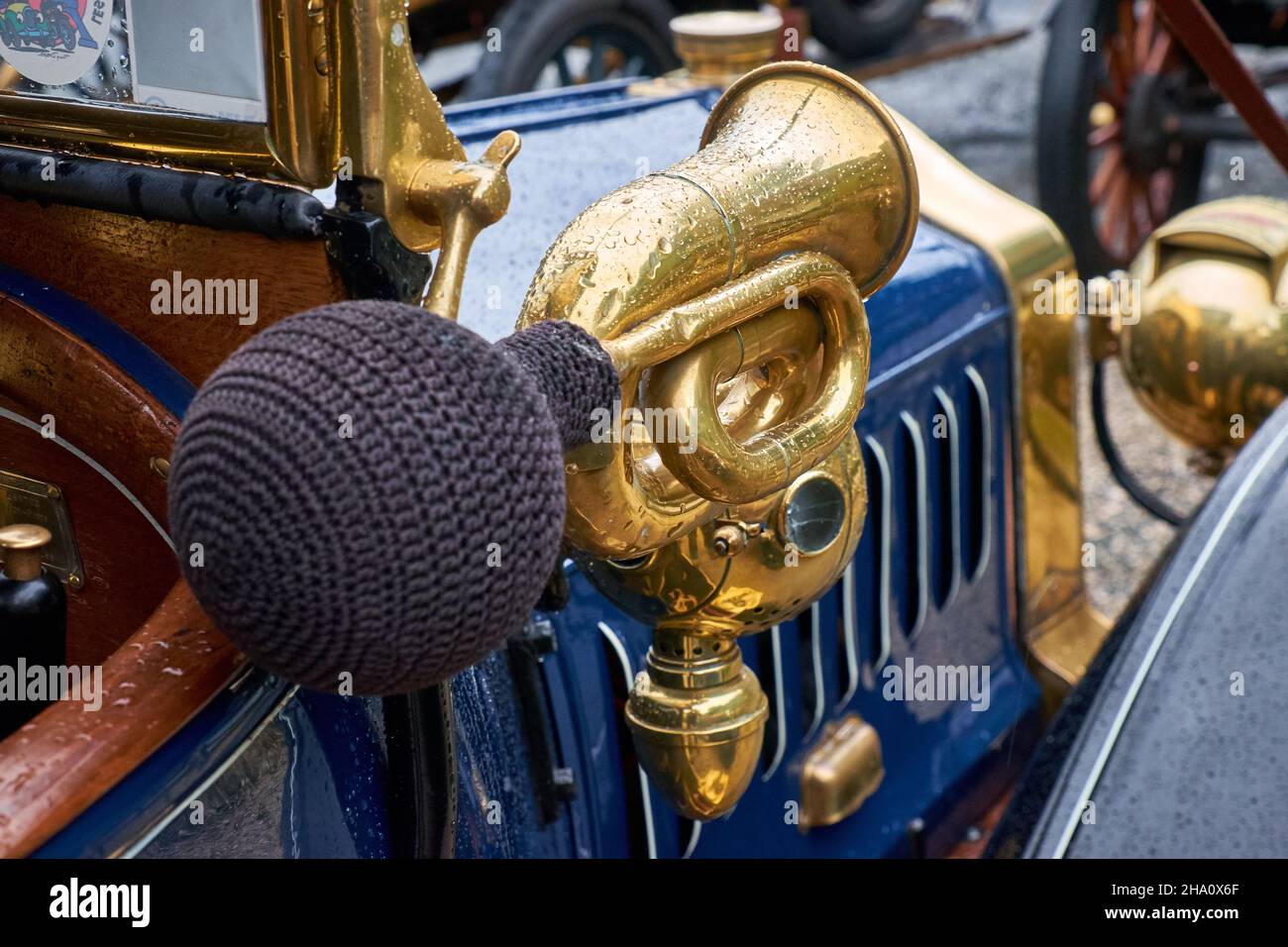 Motor-Horn. Motor Horn Messing montiert auf rot 1911 Pierce Arrow Auto.  Veteran, antik, Messing-Ära Auto Stockfotografie - Alamy