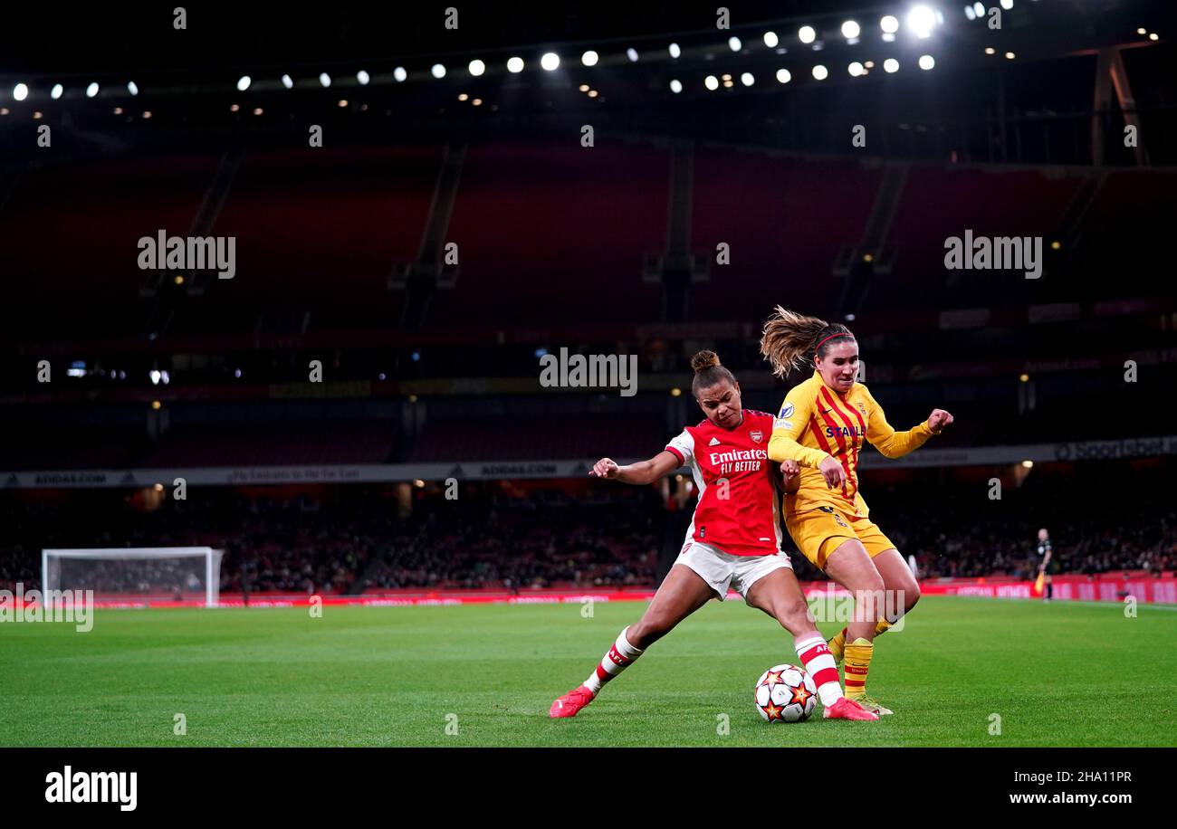Arsenal's Nikita Parris (left) and Barcelona's Mariona Caldentey battle for the ball during the UEFA Women's Champions League, Group C match at Emirates Stadium, London. Picture date: Thursday December 9, 2021. Stock Photo