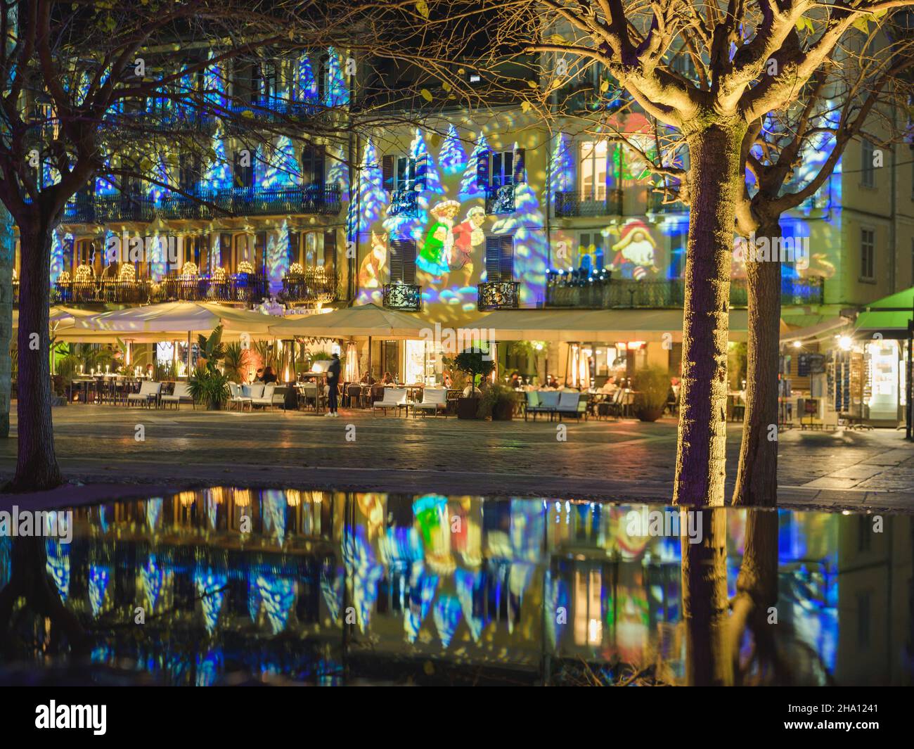 COMO, ITALY, DECEMBER 2021: Festive Christmas decorations lights on ...
