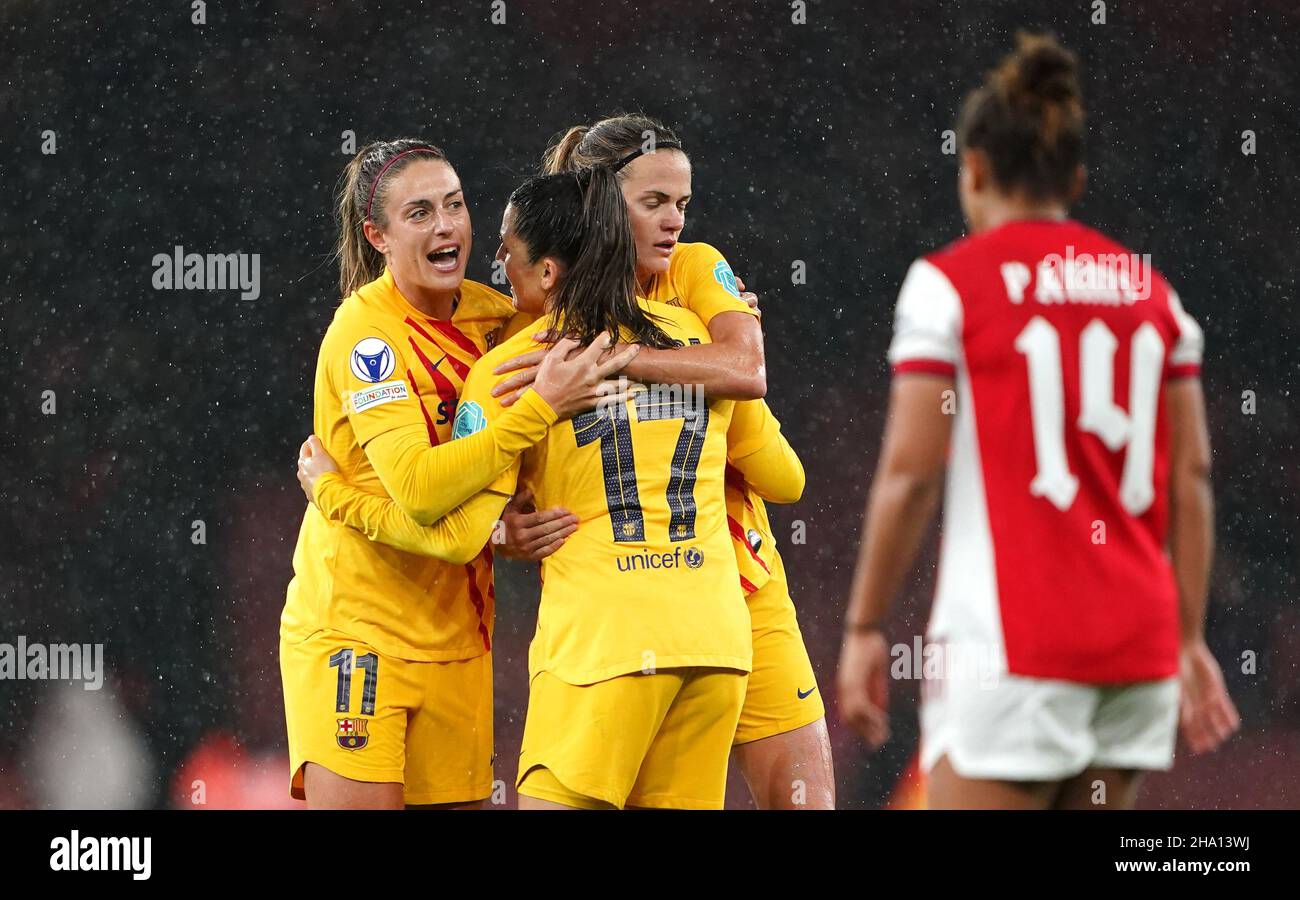 Barcelona's Alexia Putellas Segura (left) celebrates with team-mates after the UEFA Women's Champions League, Group C match at Emirates Stadium, London. Picture date: Thursday December 9, 2021. Stock Photo