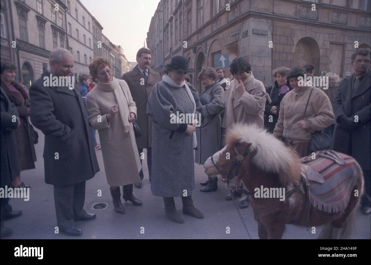 Kraków 20.03.1986. Z oficjaln¹ wizyt¹ przyjaŸni przyby³ do Polski w dniach 17-18 marca minister spraw zagranicznych Zwi¹zku Socjalistycznych Republik Radzieckich (ZSRR) Eduard Szewardnadze wraz z ma³¿onk¹ Nanuli Szewardnadze (Cagareiszwili). Nz. ma³¿onka szefa dyplomacji radzieckiej Nanuli Szewardnadze zwiedza krakowskie Stare Miasto (C, kapelusz). mw  PAP/Jerzy Ochoñski         Cracow 20 March 1986. Foreign Minister of the Union of Soviet Socialist Republic (USSR) Eduard Szevardnadze and his spouse Nauli Szevardnadze  (Tsagareyshvili) pay an official friendly visit to Poland on March 17-18. P Stock Photo