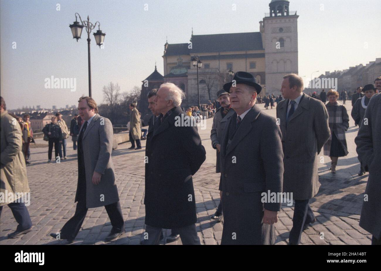 Warszawa 18.03.1986. Minister spraw zagranicznych Zwi¹zku Socjalistycznych Republik Radzieckich (ZSRR) Eduard Szewardnadze z oficjaln¹ wizyt¹ przyjaŸni w Polsce w dniach 17-18 marca. Nz. na placu Zamkowym w pierwszym rzêdzie m.in.: szef radzieckiej dyplomacji Eduard Szewardnadze (2P), ambasador ZSRR w Polsce W³adimir Browikow (3P). mw  PAP/Grzegorz Rogiñski         Warsaw 18 March 1986. Foreign Affairs Minister of the Union of Soviet Socialist Republics (USSR) Eduard Shevardnadze pays an official friendly visit to Poland on March 17-18. Pictured at Zamkowy Square, among others: head of the Sov Stock Photo