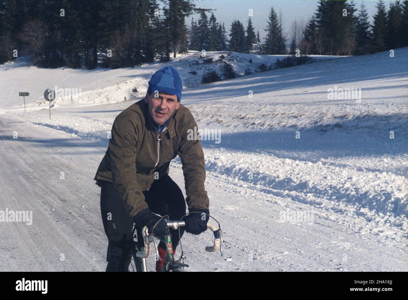 Zakopane 01.1986. Trening trenera Ryszarda Szurkowskiego podczas zgrupowania kadry kolarzy Polskiego Zwi¹zku Kolarskiego (PZKol).  mw  PAP/Jerzy Ochoñski    Dok³adny dzieñ wydarzenia nieustalony.         Zakopane, January 1986. Coach Ryszard Szurkowski at Polish Cycling Union's winter training camp.   mw  PAP/Jerzy Ochonski    Event day unknown. Stock Photo