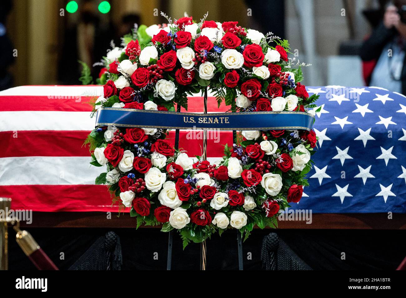 Washington, United States. 09th Dec, 2021. The casket of former Senator Bob Dole lying in state in the Rotunda of the U.S. Capitol. Credit: SOPA Images Limited/Alamy Live News Stock Photo