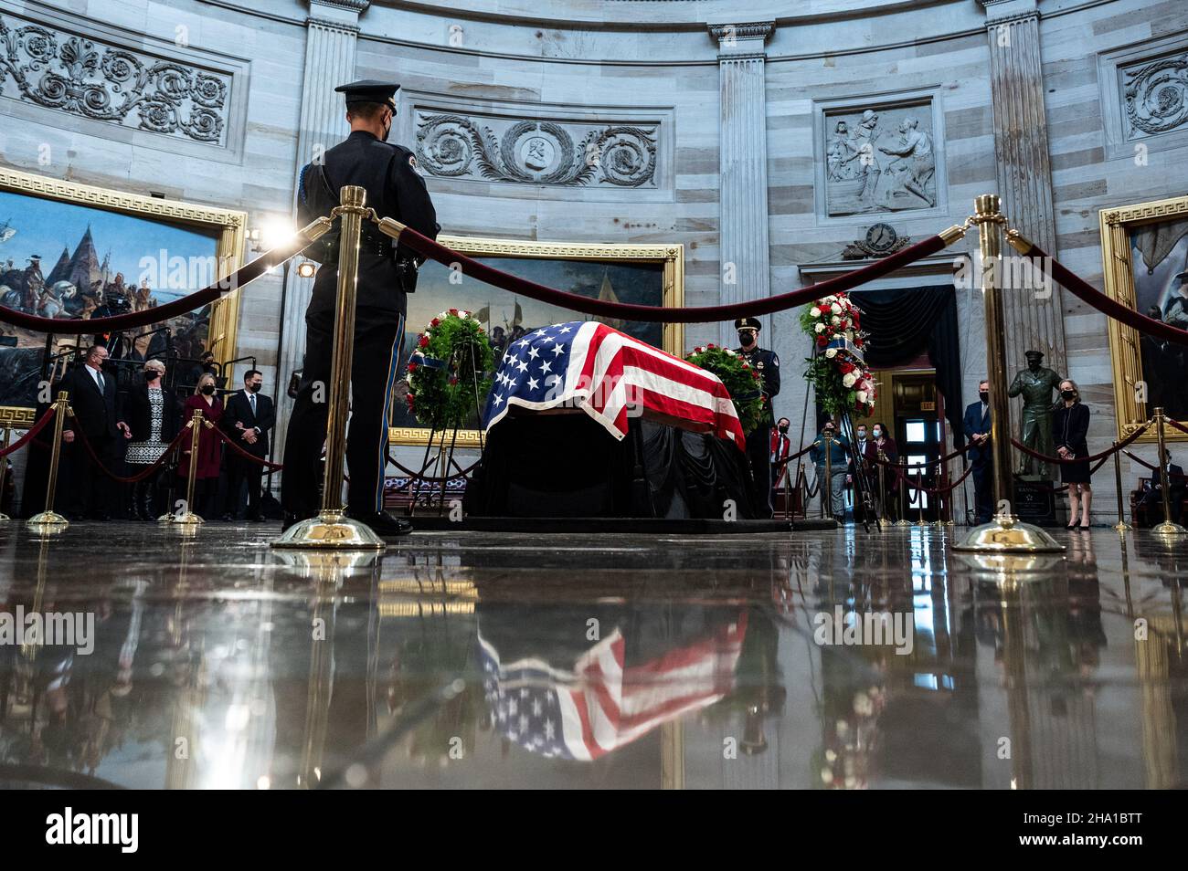Washington, United States. 09th Dec, 2021. The casket of former Senator Bob Dole lying in state in the Rotunda of the U.S. Capitol. Credit: SOPA Images Limited/Alamy Live News Stock Photo