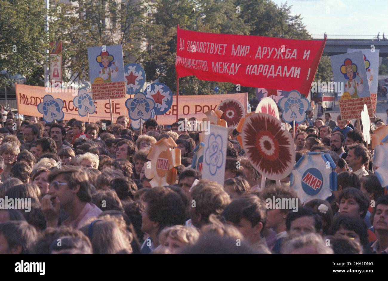 Rosja Moskwa 01.08.1985. XII Œwiatowy Festiwal M³odzie¿y i Studentów Moskwa '85 (27.07-03.08.1985), w którym udzia³ wziê³o ok. 26 tysiêcy uczestników ze 157 krajów. Polskê reprezentowa³a grupa 600 osobowa, na czele z przewodnicz¹cym Zarz¹du G³ównego Zwi¹zku Socjalistycznej M³odzie¿y Polskiej Jerzym Szmajdziñskim. wb  PAP/Grzegorz Rogiñski         Moscow, Russia, 1 August 1985. Around 26,000 delegates from 157 countries came to the 12th World Youth and Student Festival (July 27-Aug. 3). Poland was represented by a 600-strong delegation headed by Polish Socialist Youth Union leader Jerzy Szmajdz Stock Photo