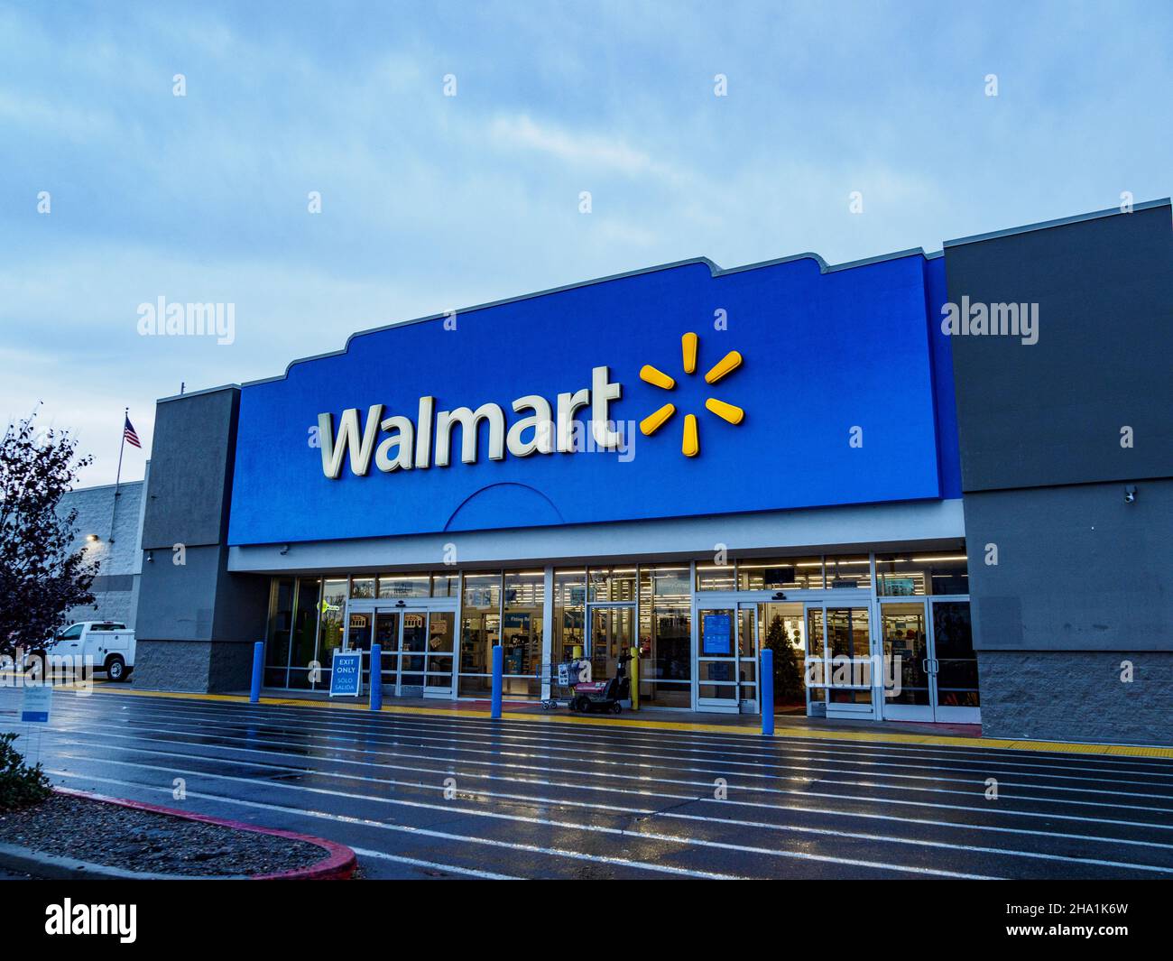 A non super center Walmart Store in Modesto California Stock Photo - Alamy