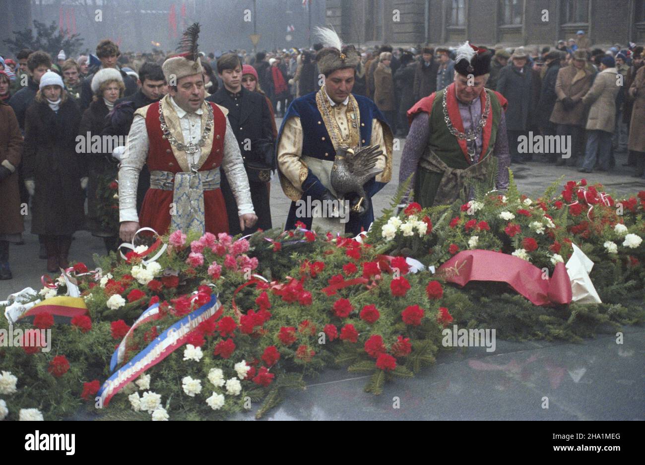 Kraków 18.01.1985. XV rocznica wyzwolenia Krakowa. Nz. z³o¿enie wieñców na Grobie Nieznanego ¯o³nierza. ka  PAP/Jerzy Ochoñski         Cracow 18 January 1985. The 60th anniversary of the liberation of Cracow. Pictured: Wreath-laying at the Tomb of the Unknown Soldier.   ka  PAP/Jerzy Ochonski Stock Photo