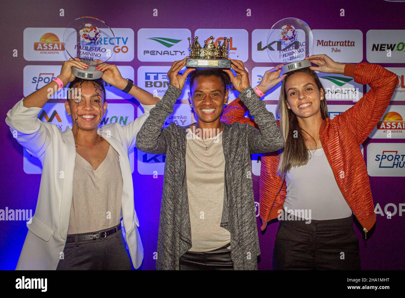 SÃO PAULO, SP - 09.12.2021: FESTA DE PREMIAÇÃO FUTEBOL FEMININO - Yasmim,  Grazi and Gabi Portilho, Corinthians players, during the 2021 São Paulo  Women's Soccer Championship Awards Party, held by the São