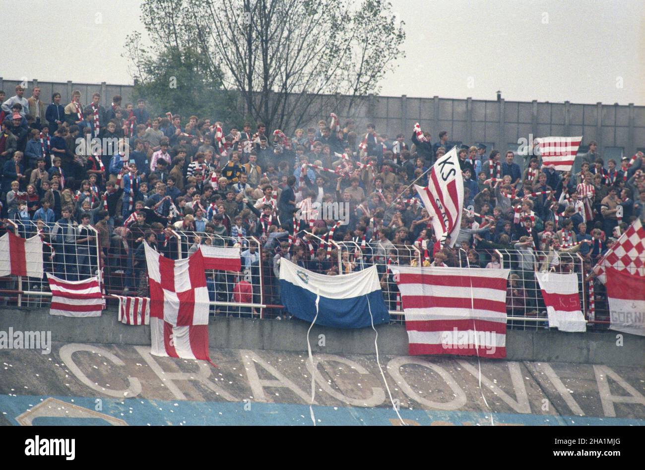 Kraków 25.09.1985. Mecz 1/16 Pucharu Polski Cracovia - Widzew £ódŸ. Spotkanie wygra³ Widzew 2:1 (1:0). Nz. kibice Cracovii. wb  PAP/Jerzy Ochoñski         Cracow 25 September 1985. A Cracovia Cracow-Widzew Lodz Poland's Cup match 1/16 finals. Widzew won the match 2:1 (1:0). Pictured: Cracovia fans.  wb  PAP/Jerzy Ochonski Stock Photo