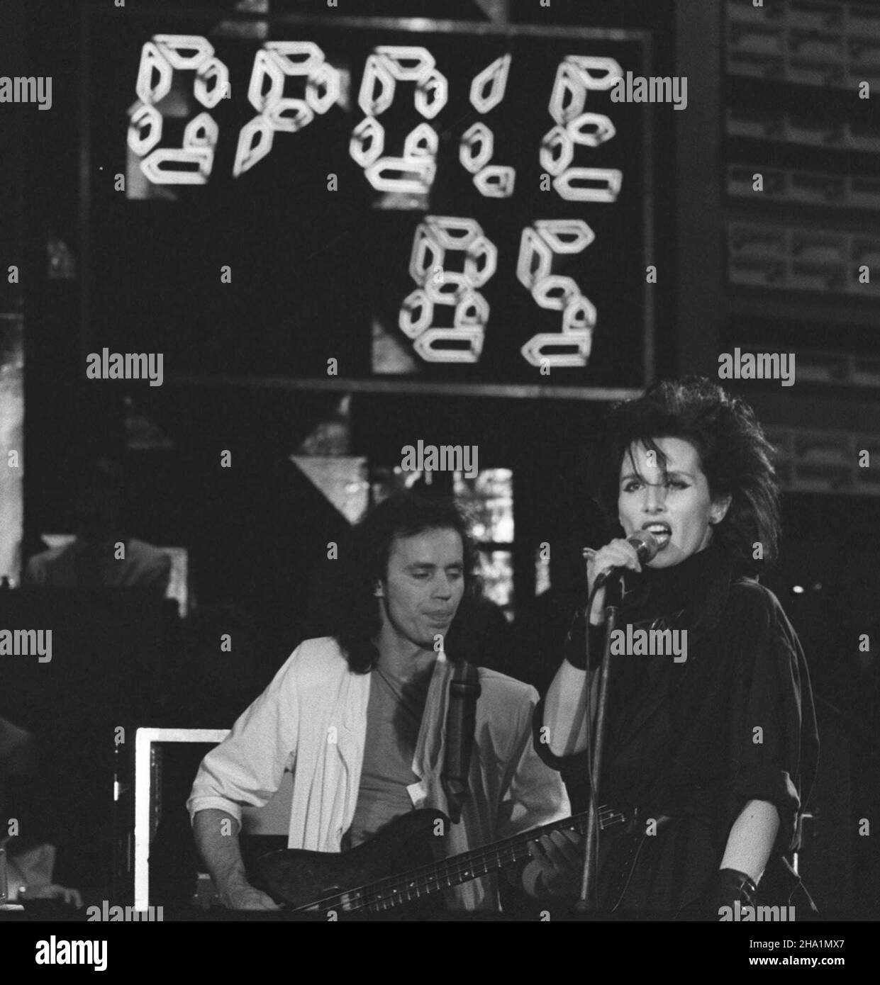 Opole, 1985. Krajowy Festiwal Polskiej Piosenki w Opolu. N/z: Kora Jackowska (P) z zespo³em Maanam. (mr) PAP/Krzysztof Œwiderski ***Dok³adny dzieñ wydarzenia nieustalony***     Opole, 1985. National Festival of Polish Song in Opole. Pictured: Kora Jackowska (R) and band Maanam. (mr) PAP/Krzysztof Swiderski ***Event date unknown*** Stock Photo