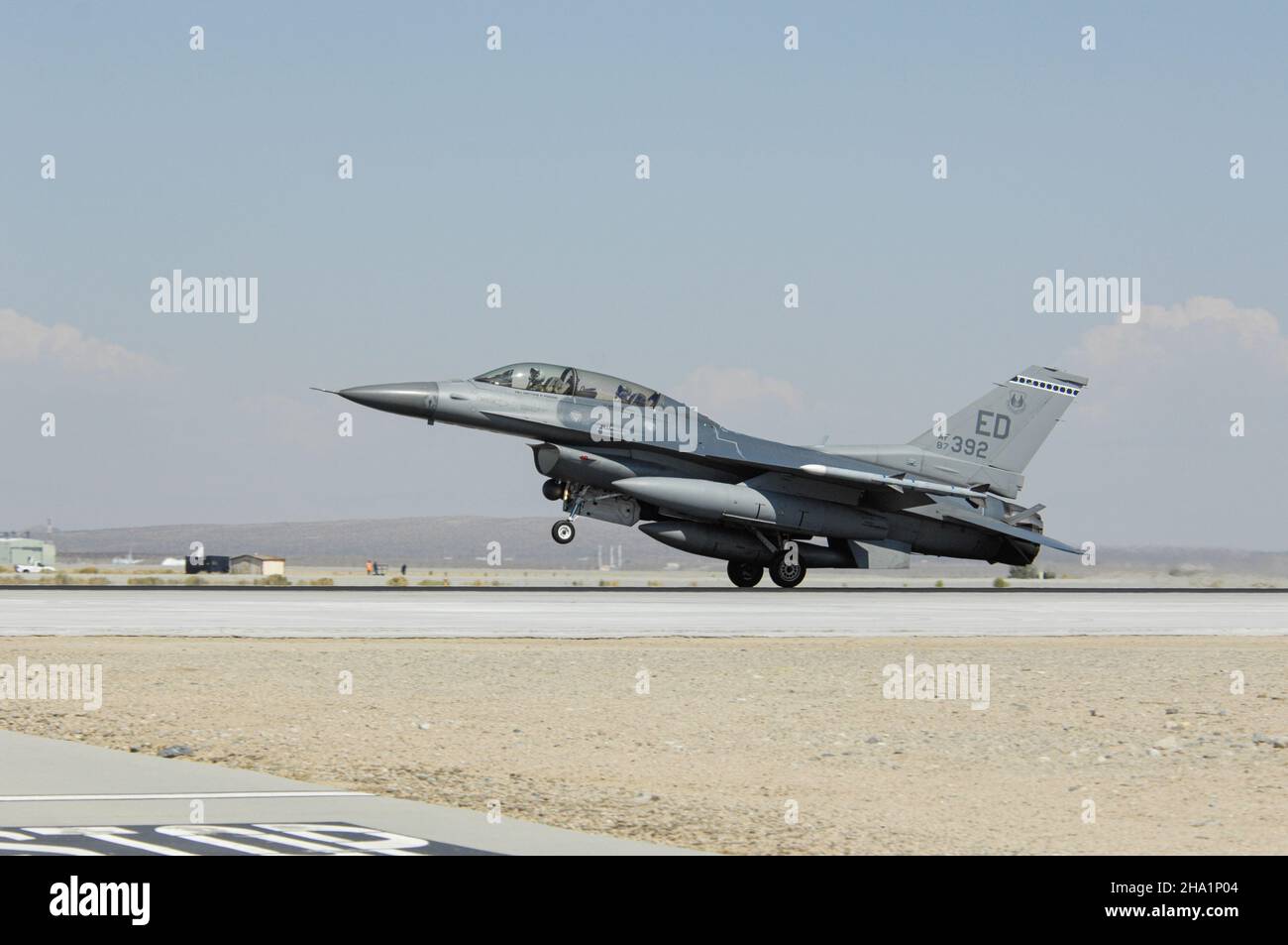 United States Air Force F-16 Fighting Falcon landing at Edwards Air ...