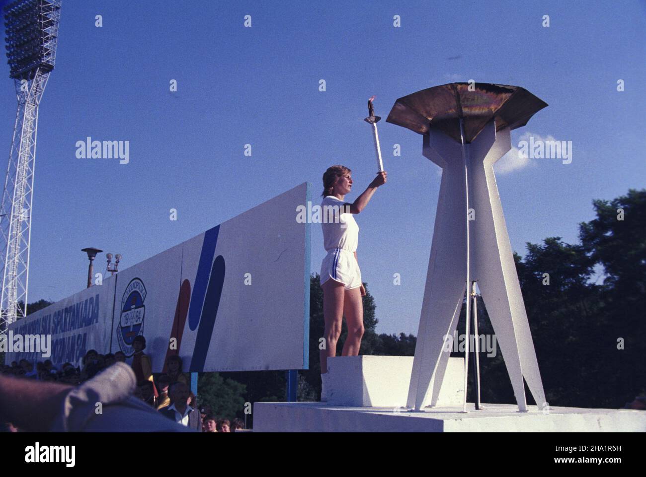 Poznañ 08.07.1984. XI Ogólnopolska Spartakiada M³odzie¿y. Igrzyska sportowe dla juniorów, organizowane przez G³ówny Komitet Kultury Fizycznej i Turystyki oraz Ministerstwo Oœwiaty i Wychowania. Nz. zapalenie znicza. js  PAP/Tadeusz ZagoŸdziñski         Poznan 08 July 1984. The 11th National Youth Sport Competition organised by the Main Committee for Physical Culture and Tourism and the Ministry of Education andUpbringing. Pictured: the torch is lit.  js  PAP/Tadeusz Zagozdzinski Stock Photo