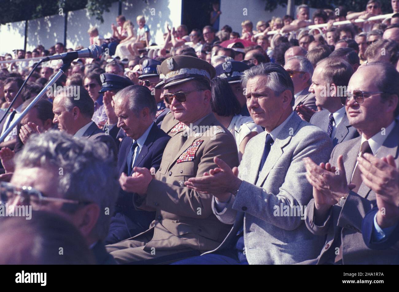 Poznañ 08.07.1984. XI Ogólnopolska Spartakiada M³odzie¿y. Igrzyska sportowe dla juniorów, organizowane przez G³ówny Komitet Kultury Fizycznej i Turystyki oraz Ministerstwo Oœwiaty i Wychowania. Nz. na trybunach m.in.: I sekretarz KC PZPR, prezes Rady Ministrów PRL genera³ Wojciech Jaruzelski (C). js  PAP/Tadeusz ZagoŸdziñski         Poznan 08 July 1984. The 11th National Youth Sport Competition organised by the Main Committee for Physical Culture and Tourism and the Ministry of Education andUpbringing. Pictured on the box: first secretary of the Polish United Workers' Party Central Committee, Stock Photo