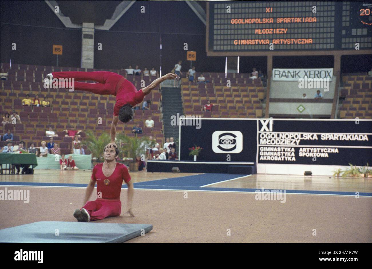 Poznañ 08.07.1984. XI Ogólnopolska Spartakiada M³odzie¿y. Igrzyska sportowe dla juniorów w Polskiej Rzeczpospolitej Ludowej, organizowane przez G³ówny Komitet Kultury Fizycznej i Turystyki oraz Ministerstwo Oœwiaty i Wychowania. Nz. gimnastyka sportowa mê¿czyzn. js  PAP/Tadeusz ZagoŸdziñski         Poznan 08 July 1984. The 11th National Youth Sport Competition called Spartakiada, the sport event for youth of the Polish People's Republic organised by the main Physical Culture and Tourism Committee and the Ministry of Education and Upbringing. Pictured: men's sport gymastics.  js  PAP/Tadeusz Za Stock Photo