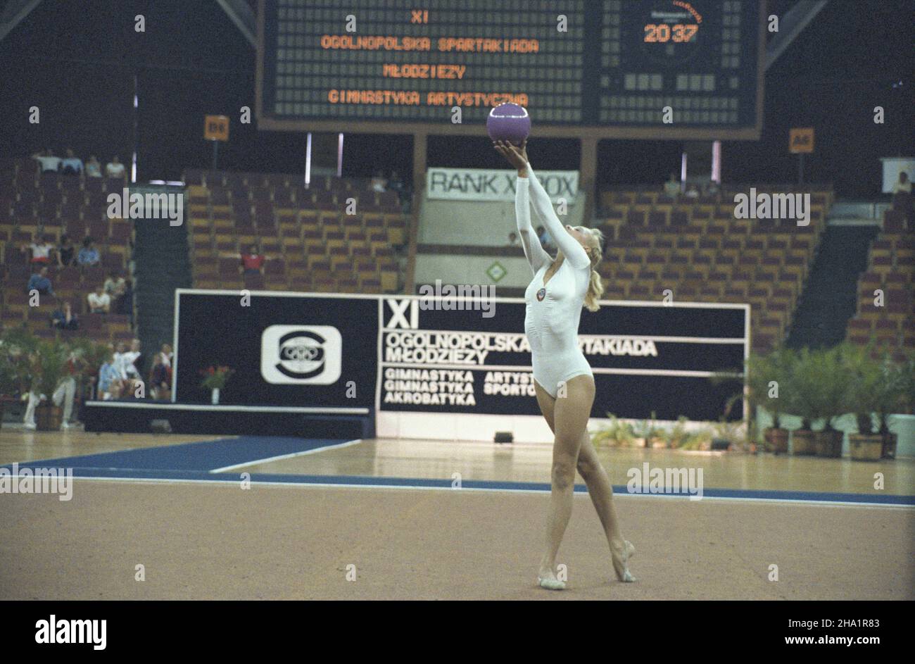 Poznañ 08.07.1984. XI Ogólnopolska Spartakiada M³odzie¿y. Igrzyska sportowe dla juniorów, organizowane przez G³ówny Komitet Kultury Fizycznej i Turystyki oraz Ministerstwo Oœwiaty i Wychowania. Nz. gimnastyka artystyczna, æwiczenia z pi³k¹. js  PAP/Tadeusz ZagoŸdziñski         Poznan 08 July 1984. The 11th National Youth Sport Competition called Spartakiada, the sport event for youth of the Polish People's Republic organised by the main Physical Culture and Tourism Committee and the Ministry of Education and Upbringing. Pictured: the inauguration of indoor competition.   js  PAP/Tadeusz Zagozd Stock Photo
