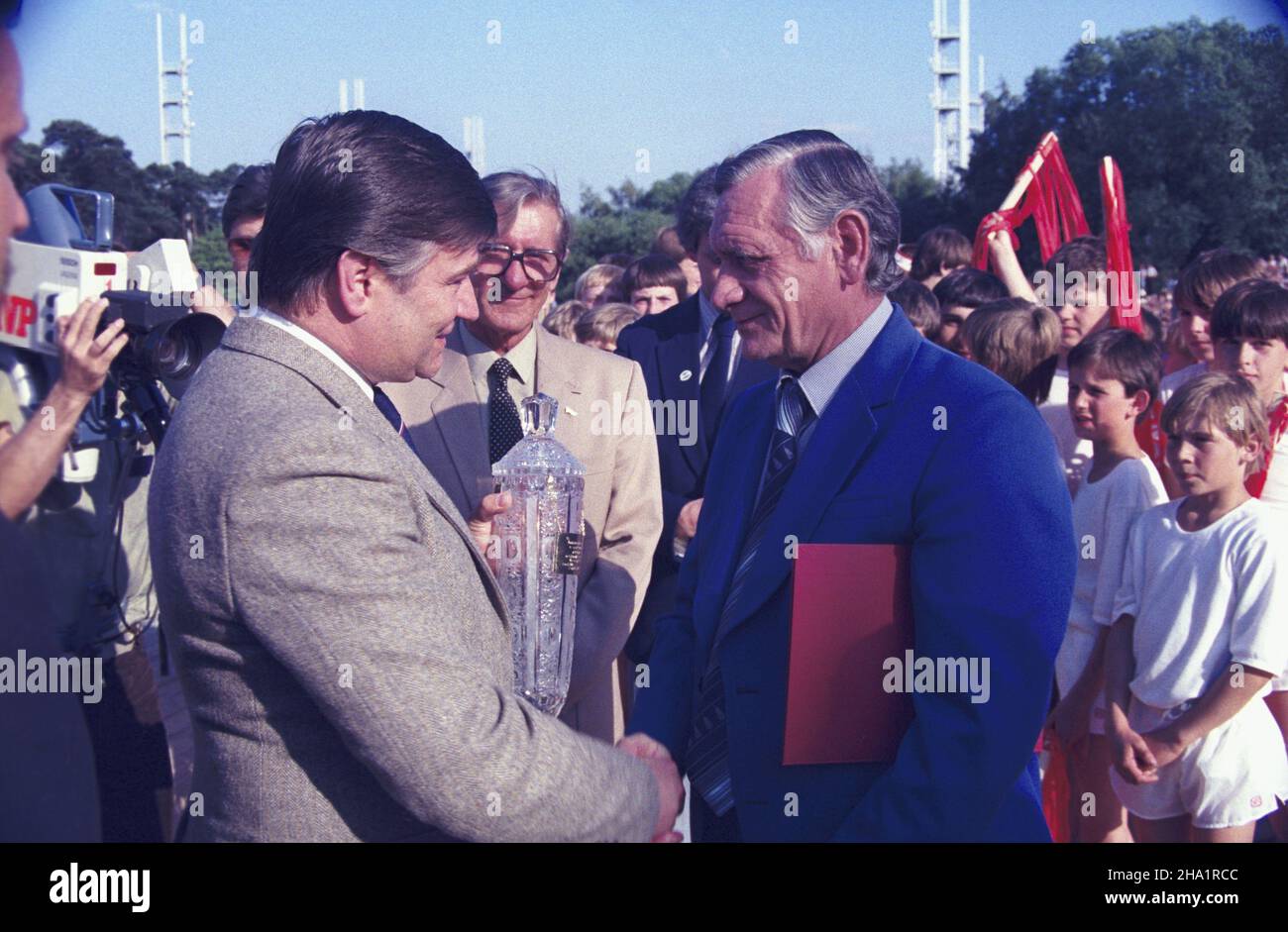 Poznañ 08.07.1984. XI Ogólnopolska Spartakiada M³odzie¿y. Igrzyska sportowe dla juniorów organizowane przez G³ówny Komitet Kultury Fizycznej i Turystyki oraz Ministerstwo Oœwiaty i Wychowania. Rozwi¹zanie Plebiscytu na Najlepszego Sportowca 40-lecia PRL. Nz. redaktor naczelny Redakcji Sportowej Zespo³u TVP Waldemar Krajewski wrêcza odznaczenie trenerowi pi³ki no¿nej Kazimierzowi Górskiemu (P). js  PAP/Tadeusz ZagoŸdziñski         Poznan, 8 July 1984. The 11th all-Poland Youth Sports Event organised by the Main Committee of the Physical Culture and the Ministry of Education. During the event wi Stock Photo