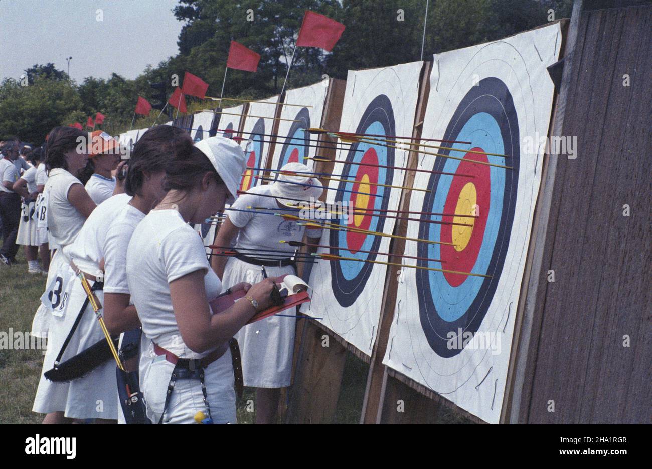 Poznañ 08.07.1984. XI Ogólnopolska Spartakiada M³odzie¿y. Igrzyska sportowe dla juniorów, organizowane przez G³ówny Komitet Kultury Fizycznej i Turystyki oraz Ministerstwo Oœwiaty i Wychowania. Nz. zawody ³ucznicze. js  PAP/Tadeusz ZagoŸdziñski         Poznan 08 July 1984. The 11th National Youth Sport Competition called Spartakiada, the sport event for youth of the Polish People's Republic organised by the main Physical Culture and Tourism Committee and the Ministry of Education and Upbringing. Pictured: archer's competition  js  PAP/Tadeusz Zagozdzinski Stock Photo
