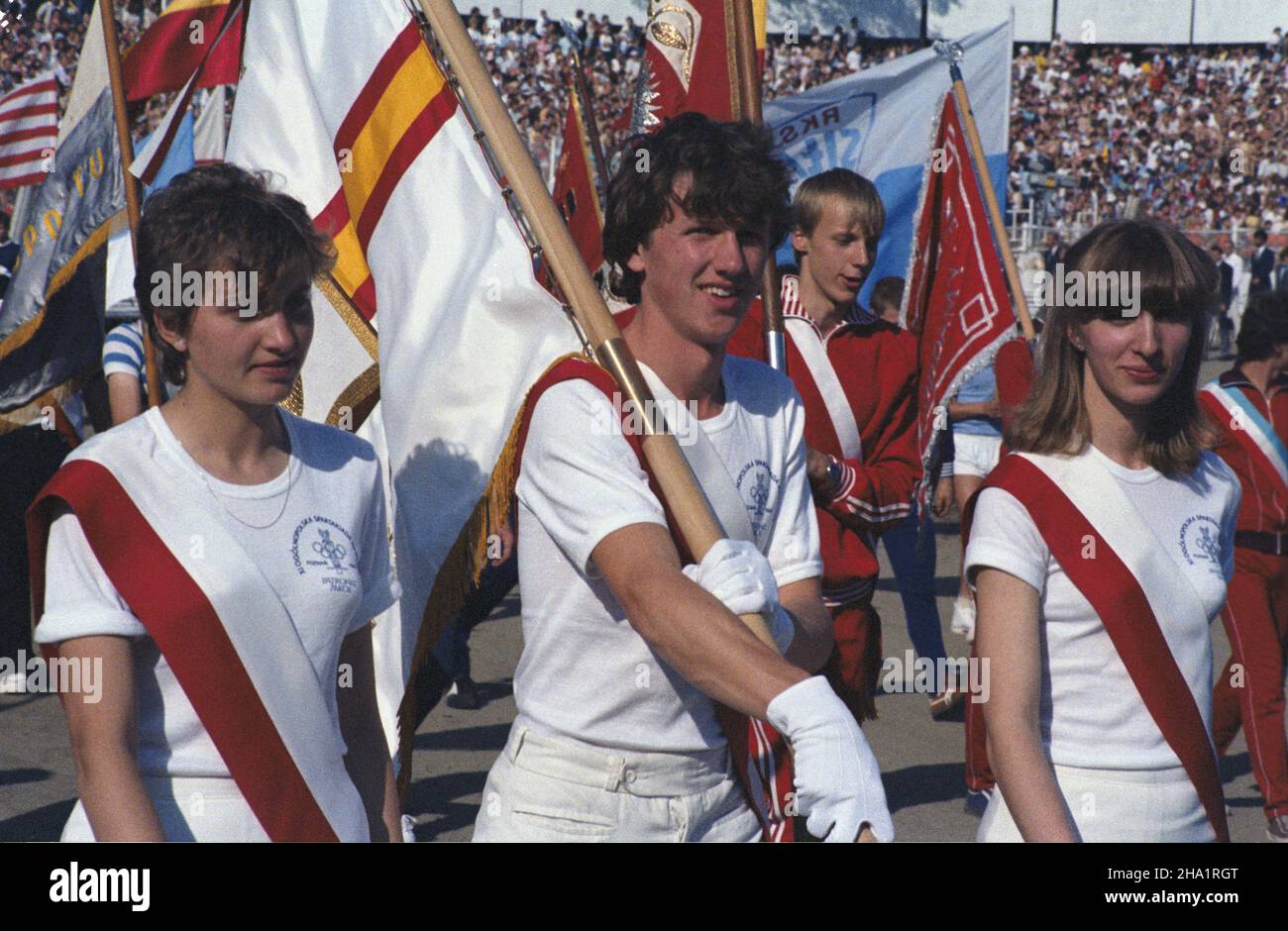 Poznañ 08.07.1984. XI Ogólnopolska Spartakiada M³odzie¿y. Igrzyska sportowe dla juniorów w Polskiej Rzeczpospolitej Ludowej, organizowane przez G³ówny Komitet Kultury Fizycznej i Turystyki oraz Ministerstwo Oœwiaty i Wychowania. Nz. parada dru¿yn. js  PAP/Tadeusz ZagoŸdziñski         Poznan 08 July 1984. The 11th National Youth Sport Competition called Spartakiada, the sport event for youth of the Polish People's Republic organised by the main Physical Culture and Tourism Committee and the Ministry of Education and Upbringing. Pictured: teams' parade.  js  PAP/Tadeusz Zagozdzinski Stock Photo