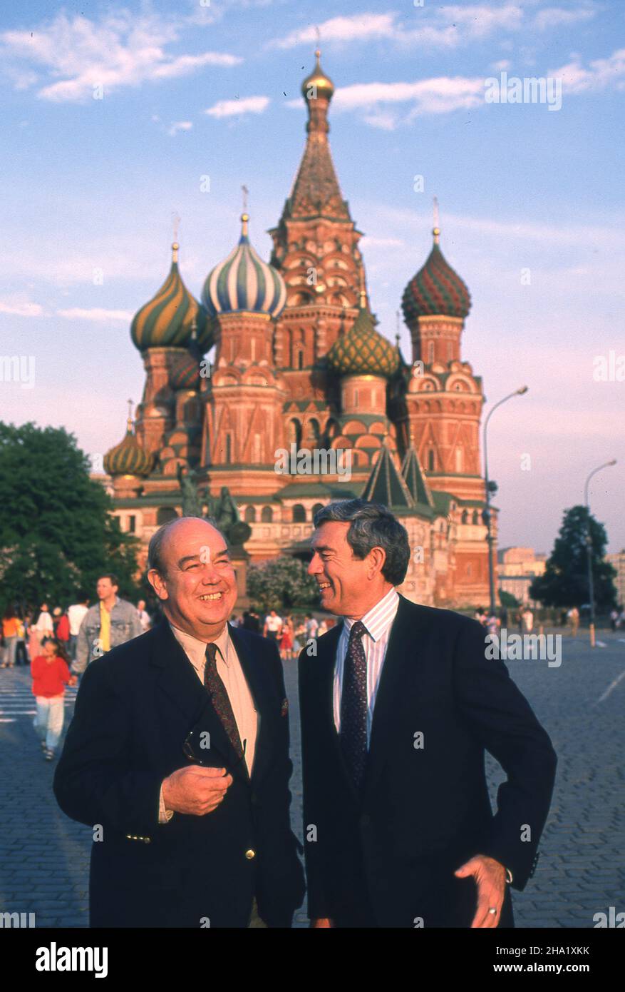 Photograph by Dennis Brack. bb80 Charles Kuralt and Dan Rather in Red Square during the visit of President Ronald Reagan to Moscow in 1986 Stock Photo