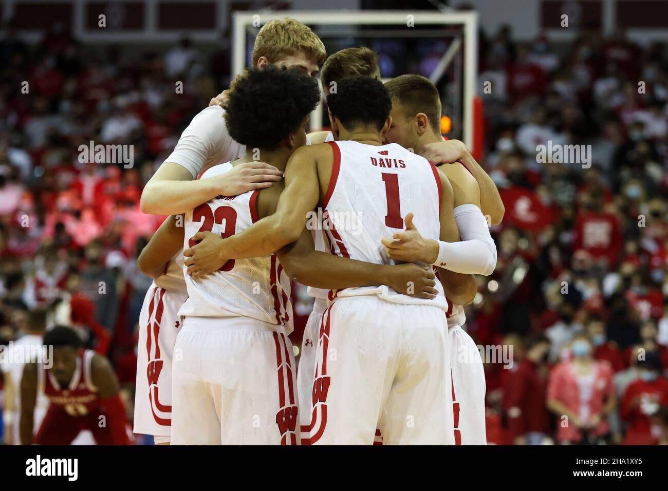 Madison, WI, USA. 8th Dec, 2021. The starting five huddle up - Wisconsin Badgers guard Johnny Davis (1), guard Chucky Hepburn (23), forward Steven Crowl (22), guard Brad Davison (34), and forward Tyler Wahl (5) during the NCAA Basketball game between the Indiana Hoosiers and the Wisconsin Badgers at the Kohl Center in Madison, WI. Darren Lee/CSM/Alamy Live News Stock Photo