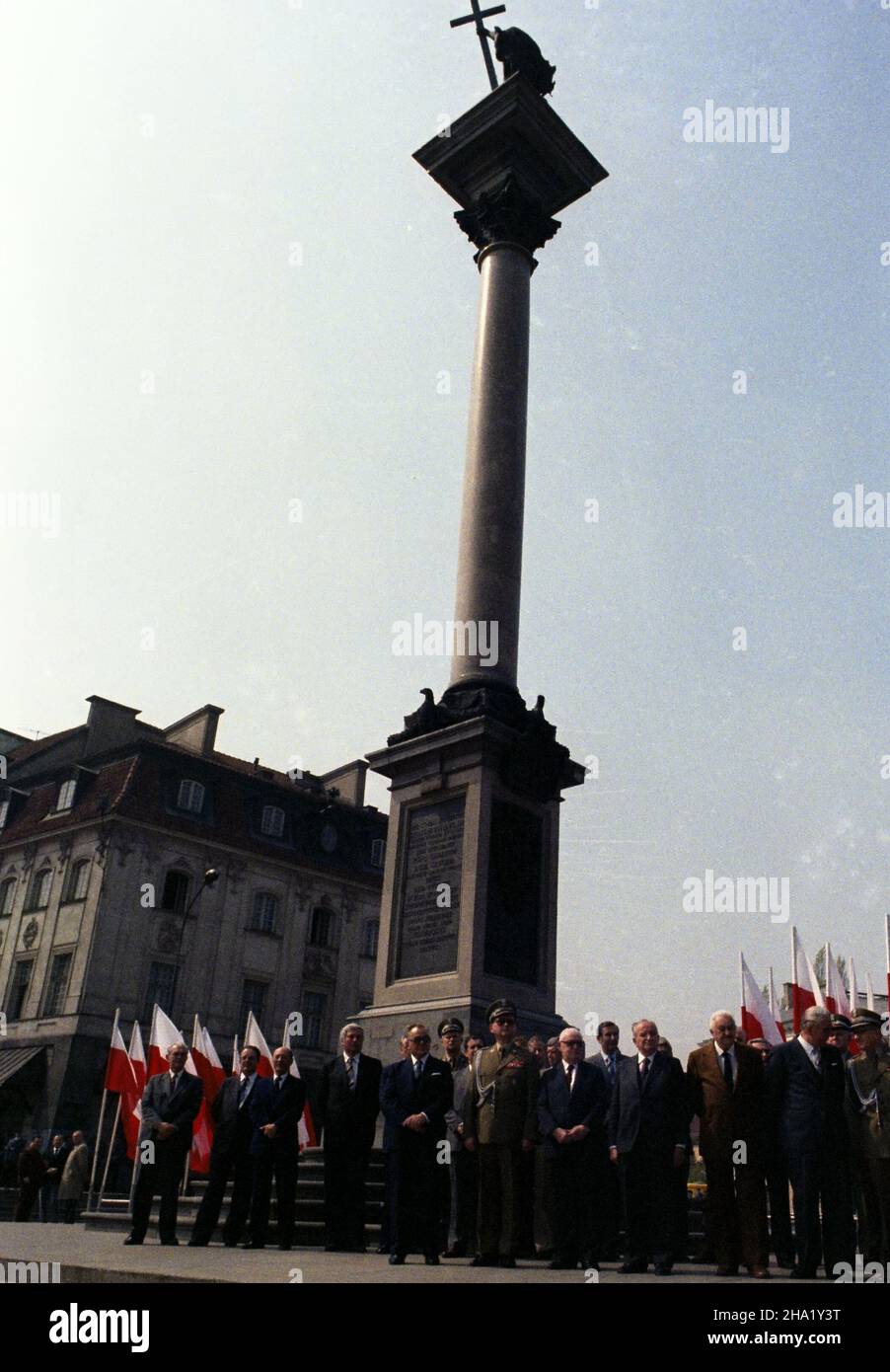 Warszawa 03.05.1984. Obchody rocznicy uchwalenia Konstytucji 3 Maja. Uroczystoœci na placu Zamkowym z udzia³em przedstawicieli w³adz partyjnych i rz¹dowych. js  PAP/Grzegorz Rogiñski         Warsaw, 3 May 1984. Communist party and government officials at May 3 Constitution anniversary celebrations on Zamkowy (Castle) Square.  js  PAP/Grzegorz Roginski Stock Photo