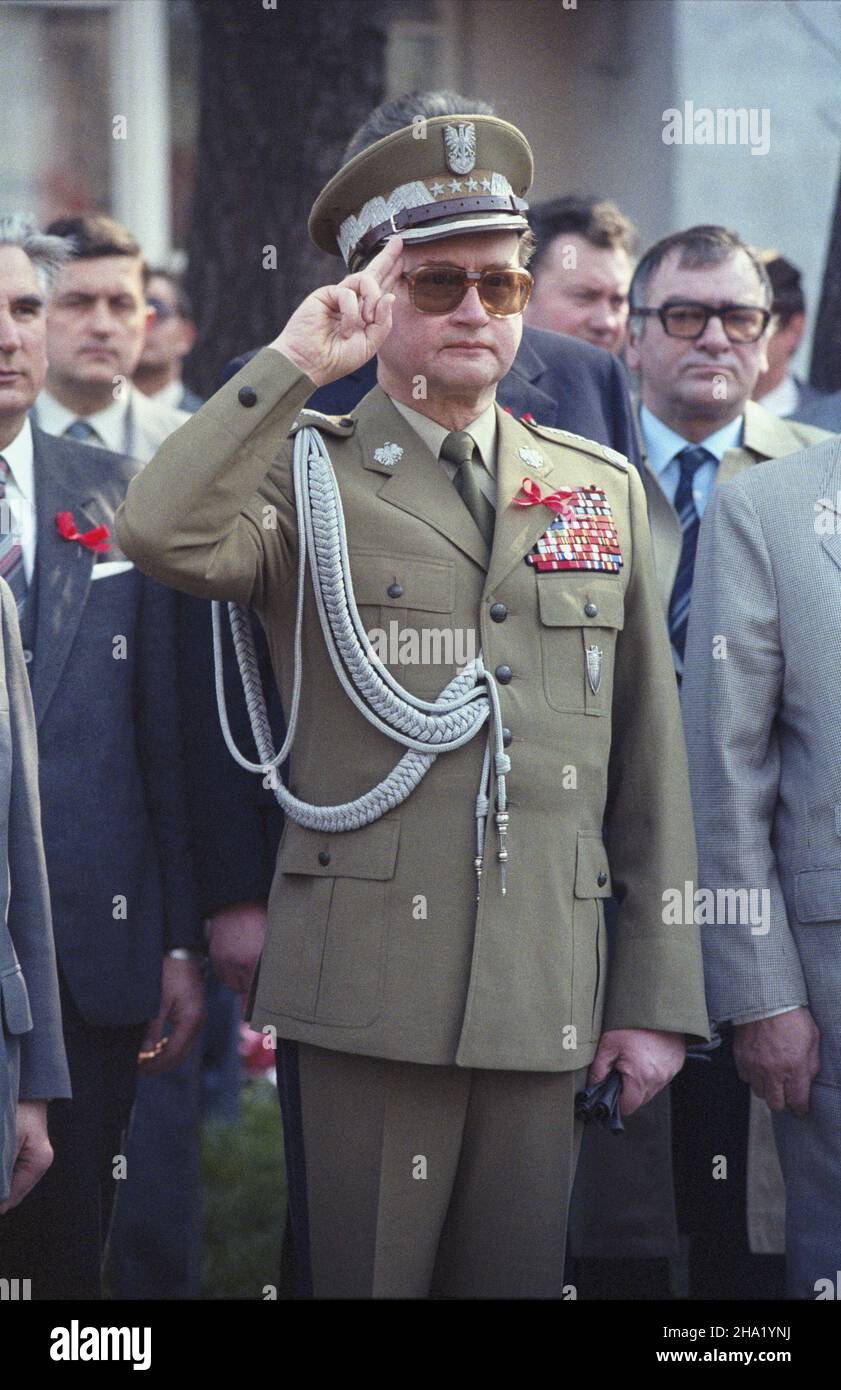 Warszawa 01.05.1984. Obchody Œwiêta Pracy. Pochód pierwszomajowy g³ównymi ulicami miasta. Nz. m.in. premier PRL (Polskiej Zjednoczonej Partii Robotniczej) gen. Wojciech Jaruzelski (salutuje). js  PAP/Grzegorz Rogiñski         Warsaw, 1 May 1984. Mayday parade in Warsaw. Pictured: Prime Minister Wojciech Jaruzelski (saluting).  js  PAP/Grzegorz Roginski Stock Photo