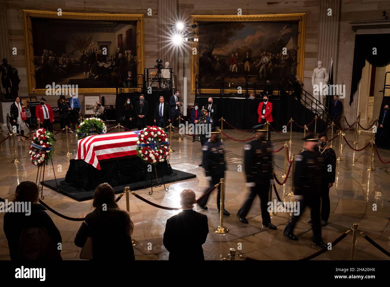 Washington, Vereinigte Staaten. 09th Dec, 2021. People pay their respects to former Senator Robert J. Dole (R-KS) as he lies in state at the Rotunda of the U.S. Capitol in Washington, DC on Thursday, December 9, 2021. Credit: Sarahbeth Maney/Pool via CNP/dpa/Alamy Live News Stock Photo