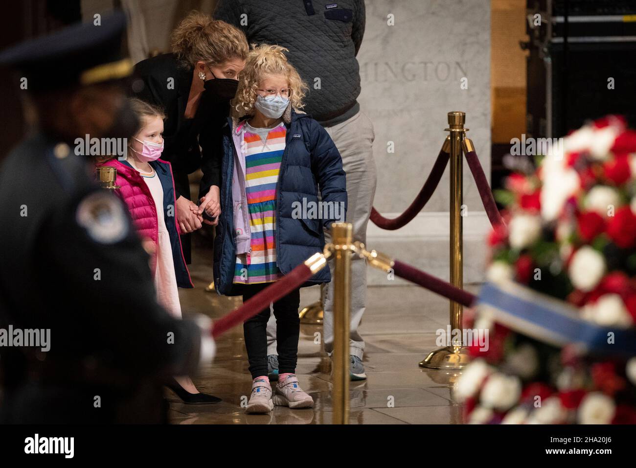 Washington, Vereinigte Staaten. 09th Dec, 2021. Guests pay their respects to former Senator Robert J. Dole (R-KS) as he lies in state at the Rotunda of the U.S. Capitol in Washington, DC on Thursday, December 9, 2021. Credit: Sarahbeth Maney/Pool via CNP/dpa/Alamy Live News Stock Photo