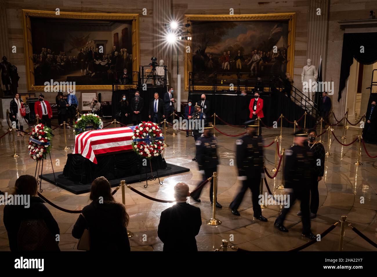 Washington, USA. 09th Dec, 2021. People pay their respects to former Senator Robert J. Dole (R-KS) as he lies in state at the Rotunda of the U.S. Capitol in Washington, DC on Thursday, December 9, 2021. (Photo by Sarahbeth Maney/Pool/Sipa USA) Credit: Sipa USA/Alamy Live News Stock Photo