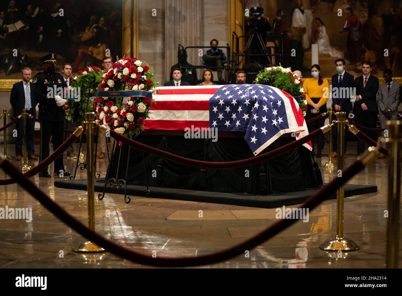 Washington, USA. 09th Dec, 2021. People gather to pay their respects to former Senator Robert J. Dole (R-KS) as he lies in state at the Rotunda of the U.S. Capitol in Washington, DC on Thursday, December 9, 2021. (Photo by Sarahbeth Maney/Pool/Sipa USA) Credit: Sipa USA/Alamy Live News Stock Photo