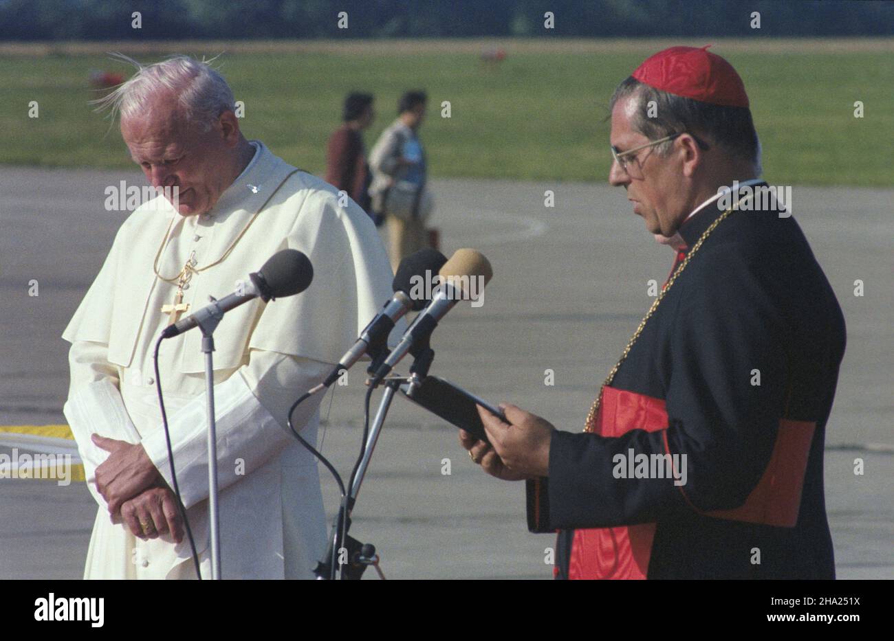 Kraków 23.06.1983. II pielgrzymka do Polski papie¿a Jana Paw³a II. Nz. Ojciec Œwiêty ¿egnany przed odlotem na lotnisku Balice, przemawia prymas Polski Józef Glemp. wb  PAP/Jan Morek         Cracow 23 June 1983. The second pilgrimage of Pope John Paul II to Poland. Pictured: The Holy Father bidden farewell at Balice airport, address delivered by Primate of Poland Cardinal Jozef Glemp.   wb  PAP/Jerzy Ochonski Stock Photo