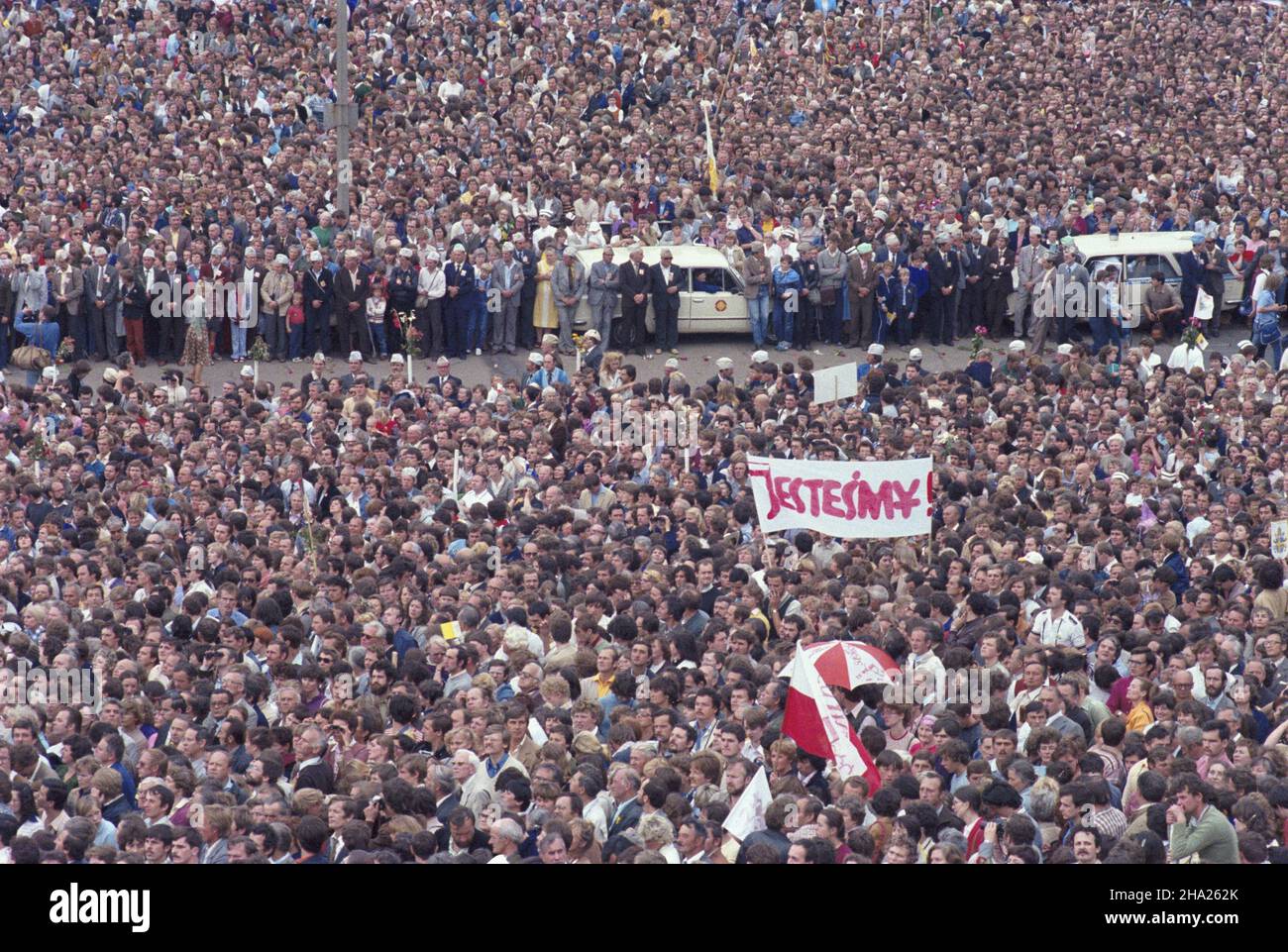 Warszawa 17.06.1983. II pielgrzymka do Polski papie¿a Jana Paw³a II. Nz. t³umy wiernych oczekuj¹ na mszê œwiêt¹ na Stadionie Dziesiêciolecia. ka  PAP/Jan Morek         Warsaw, 17 June 1983. Pope John Paul II's second pilgrimage to Poland. Pictured: crowds waiting for a Holy Mass at the Decennial Stadium.     ka  PAP/Jan Morek Stock Photo