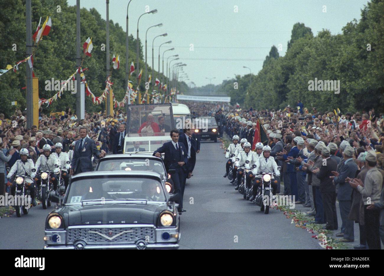 Warszawa 16.06.1983. II pielgrzymka do Polski papie¿a Jana Paw³a II. Nz. t³umy ludzi pozdrawiaj¹ Ojca Œwiêtego na trasie przejazdu z lotniska Okêcie. wb  PAP/Jan Morek         Warsaw 16 June 1983. The second pilgimage of Pope John Paul II to Poland. Pictured: Thousands of people greet the Holy Father as the pontiff leaves Okecie airport.  wb  PAP/Bogdan £opienski Stock Photo