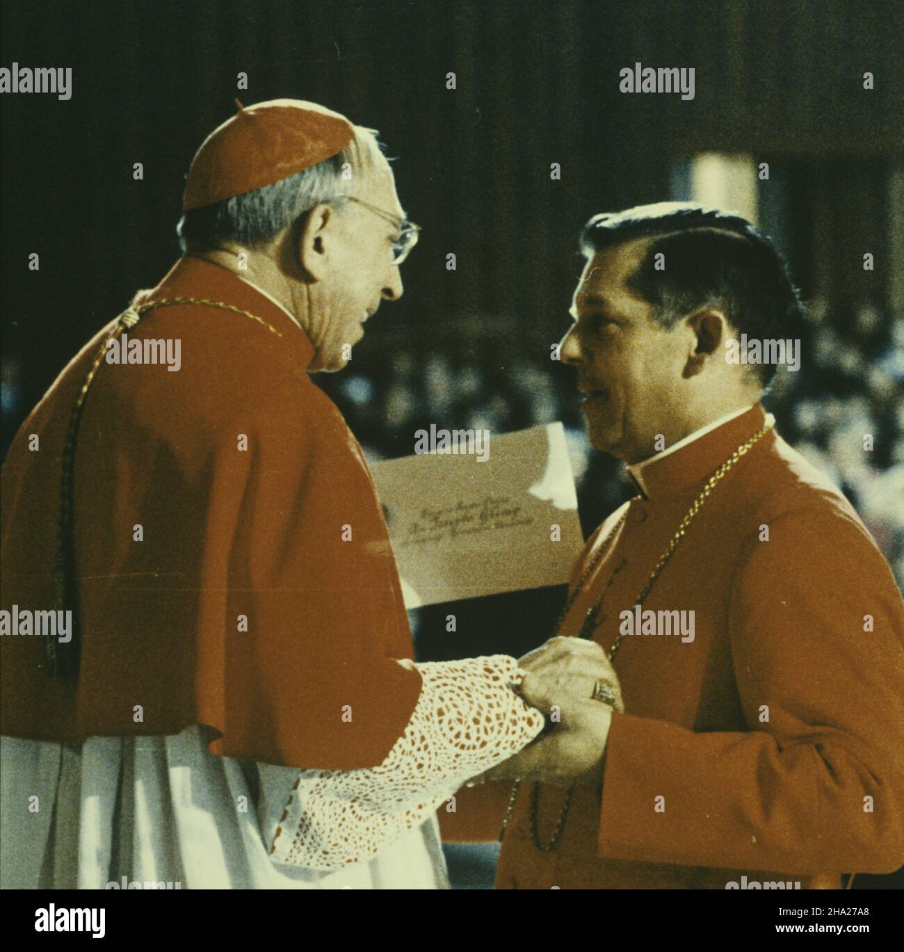 Rzym 02.1983. Kreacja kardynalska Józefa Glempa mianowanego kardyna³em przez papie¿a Jana Paw³a II. Nz. sekretarz stanu Stolicy Apostolskiej kardyna³ Agostino Casaroli (L) i kardyna³ Józef Glemp po zakoñczeniu konsystorza w Watykanie. mta  PAP/Andrzej Kossobudzki Or³owski    Dok³adny dzieñ wydarzenia nieustalony.         Rome February 1983. The cardinal's creation of Jozef Glemp appointed cadinal by Pope John Paul II. Pictured: secretaryn of state of the Holy See Cardinal Agostino Casaroli (left) and Cardinal Jozef Glemp after the conclusion of the consistory in the Vatican City.   mta  PAP/An Stock Photo