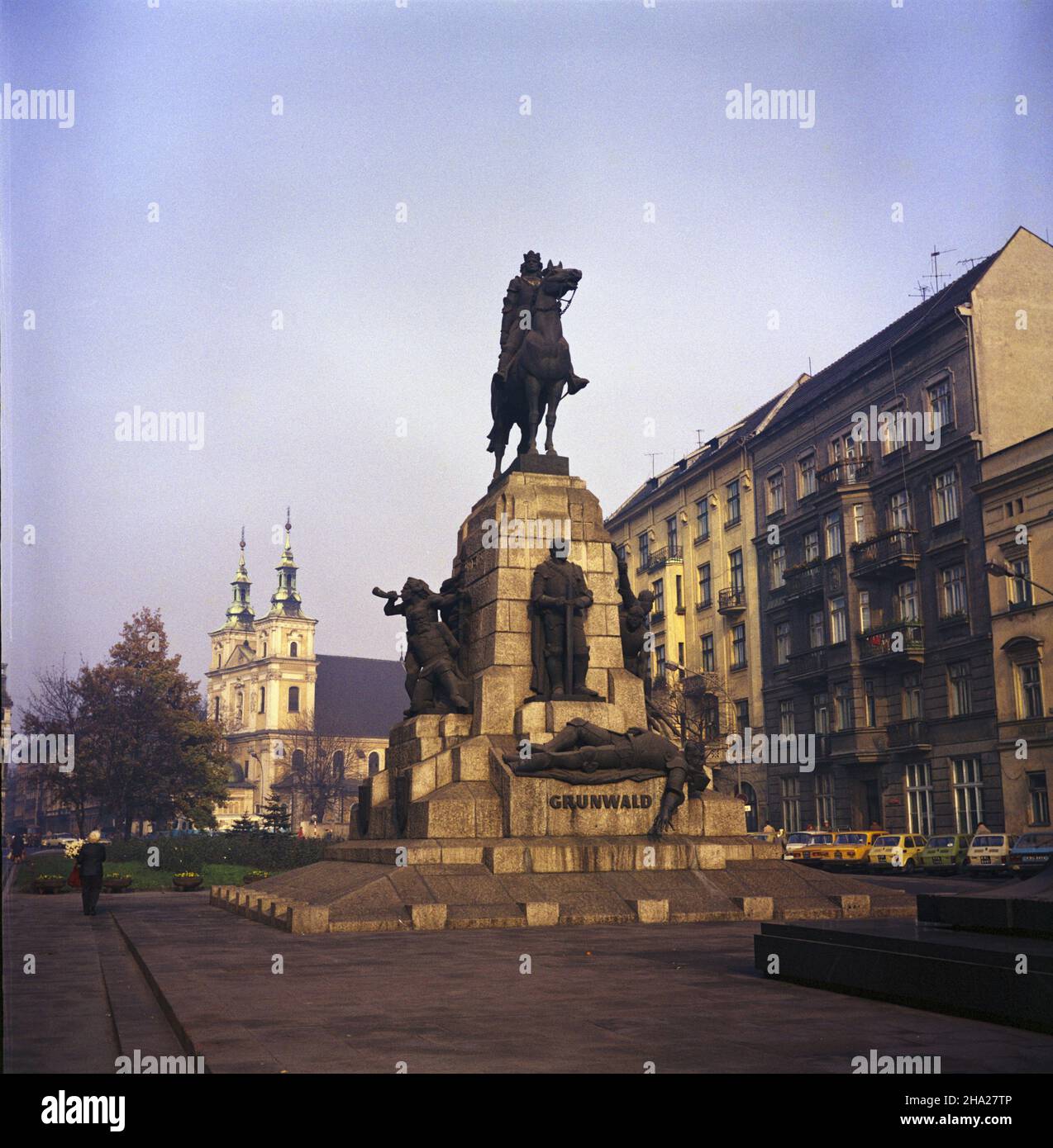 Kraków 11.1982. Pomnik Grunwaldzki na placu Matejki, przedstawiaj¹cy króla W³adys³awa Jagie³³ê, autorstwa Antoniego Wiwulskiego (1910 r.). Monument zosta³ zniszczony w latach 1939-40, a nastêpnie zrekonstruowany przez Mariana Koniecznego w 1976 roku. W g³êbi koœció³ œw. Floriana. ka  PAP/Jerzy Ochoñski    Dok³adny dzieñ wydarzenia nieustalony.         Cracow, November 1982. The Grunwald Memorial on Matejko Square showing King Wladyslaw Jagiello was authored by Antoni Wiwulski in 1910. Destroyed during World War Two, it was reconstructed by Marian Konieczny in 1976. In back St Florian's church. Stock Photo