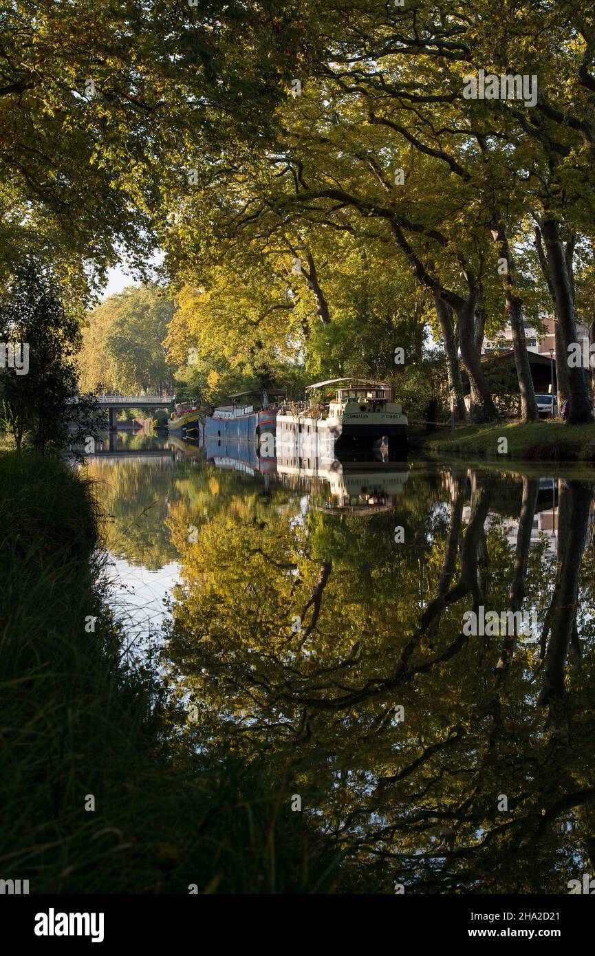 Toulouse (south-western France): the 'Canal du Midi” channel. Barges, narrowboats lying at anchor near the Demoiselles Bridge Stock Photo