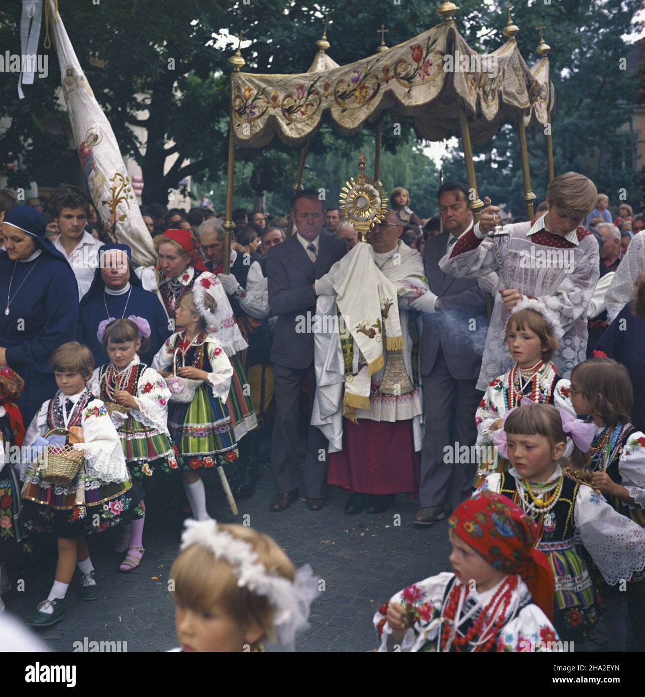 Z³aków Koœcielny, 18.06.1981. Okolice £owicza. Procesja w Œwiêto Najœwiêtszego Cia³a i Krwi Chrystusa (Bo¿ego Cia³a). Nz. ksi¹dz niesie monstrancjê z Najœwiêtszym Sakramentem.  msa  PAP/Jan Morek         Zlakow Koscielny, 18 June 1981. A priest carries a monstrance with the Holy Sacrament during a Corpus Christi procession.  msa  PAP/Jan Morek Stock Photo