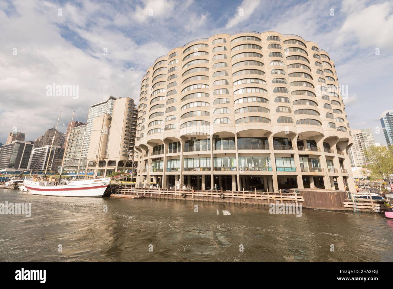 Chicago river city apartments hi-res stock photography and images - Alamy