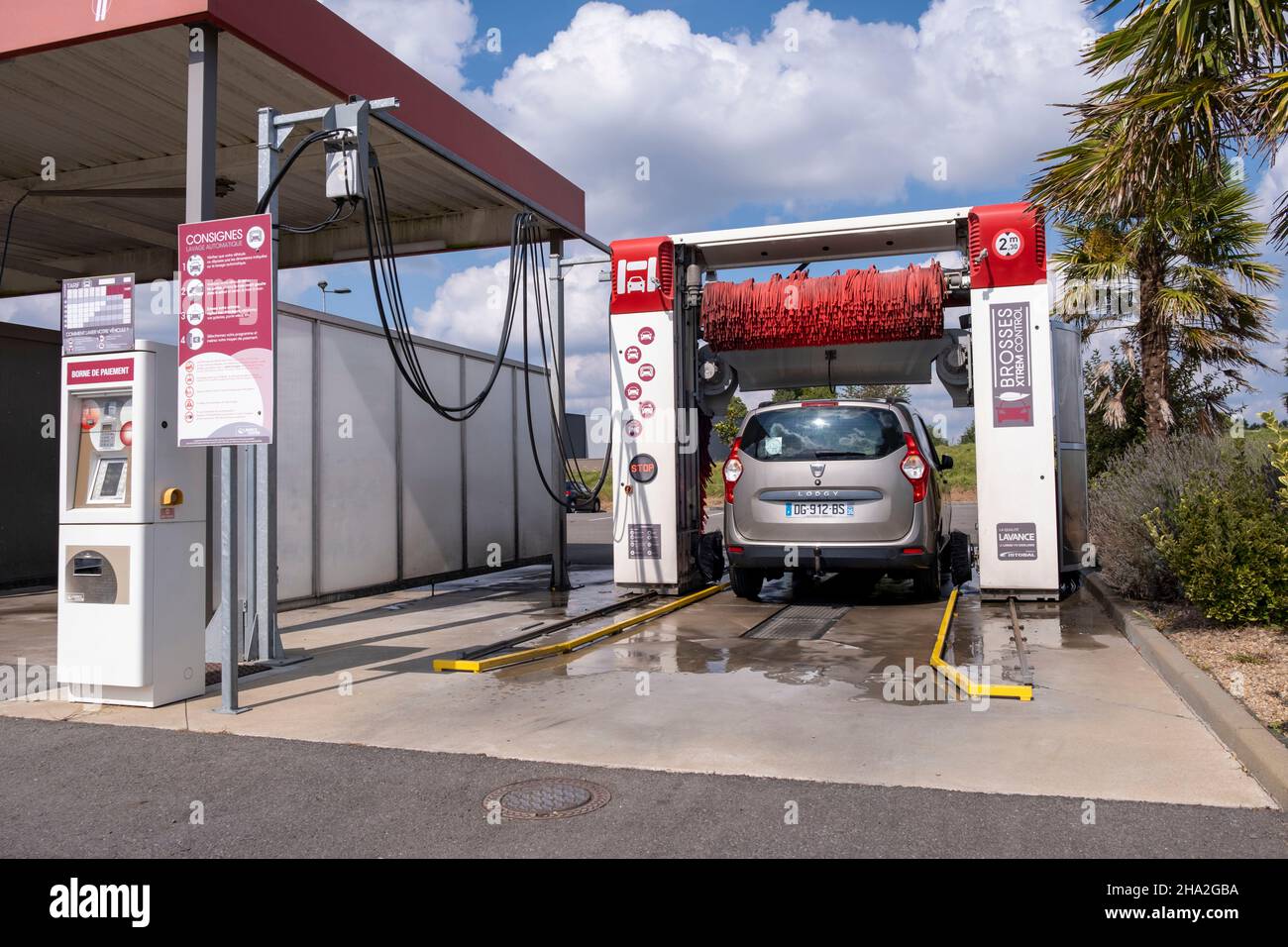 Inbay automatic carwash Stock Photo Alamy